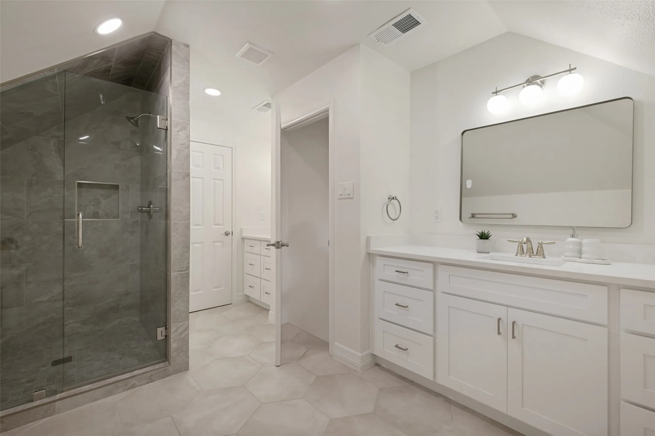 Single Family Residence For Sale in Dallas County , 7 Carmarthen Court, Dallas, Texas 75225, 4 Bedroom, 4 Bathroom, 2 Garage spaces, 4,469 Sqft, built in 1985, mls#21382669, Real Estate Agent in Dallas, Homes For Sale in Dallas county, Homes For Sale in Dallas, Realtor in Dallas Texas, Real Estate Brokerage Independent Realty Texas, Luminita Cordes Realtor