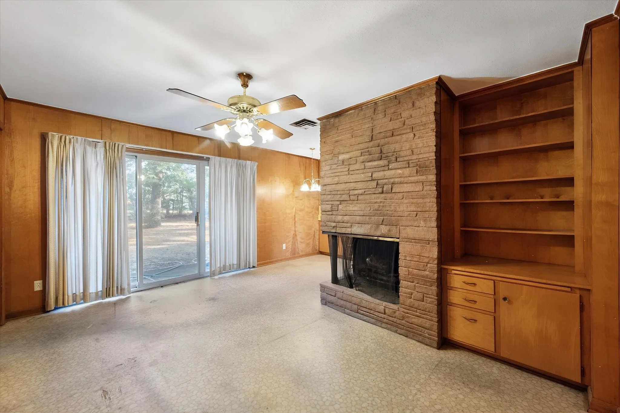 Single Family Residence For Sale in Navarro County , 1412 Oaklawn Drive, Corsicana, Texas 75110, 3 Bedroom, 2 Bathroom, Garage spaces, 1,821 Sqft, built in 1956, mls#21390839, Real Estate Agent in Corsicana, Homes For Sale in Navarro county, Homes For Sale in Corsicana, Realtor in Corsicana Texas, Real Estate Brokerage Independent Realty Texas, Luminita Cordes Realtor