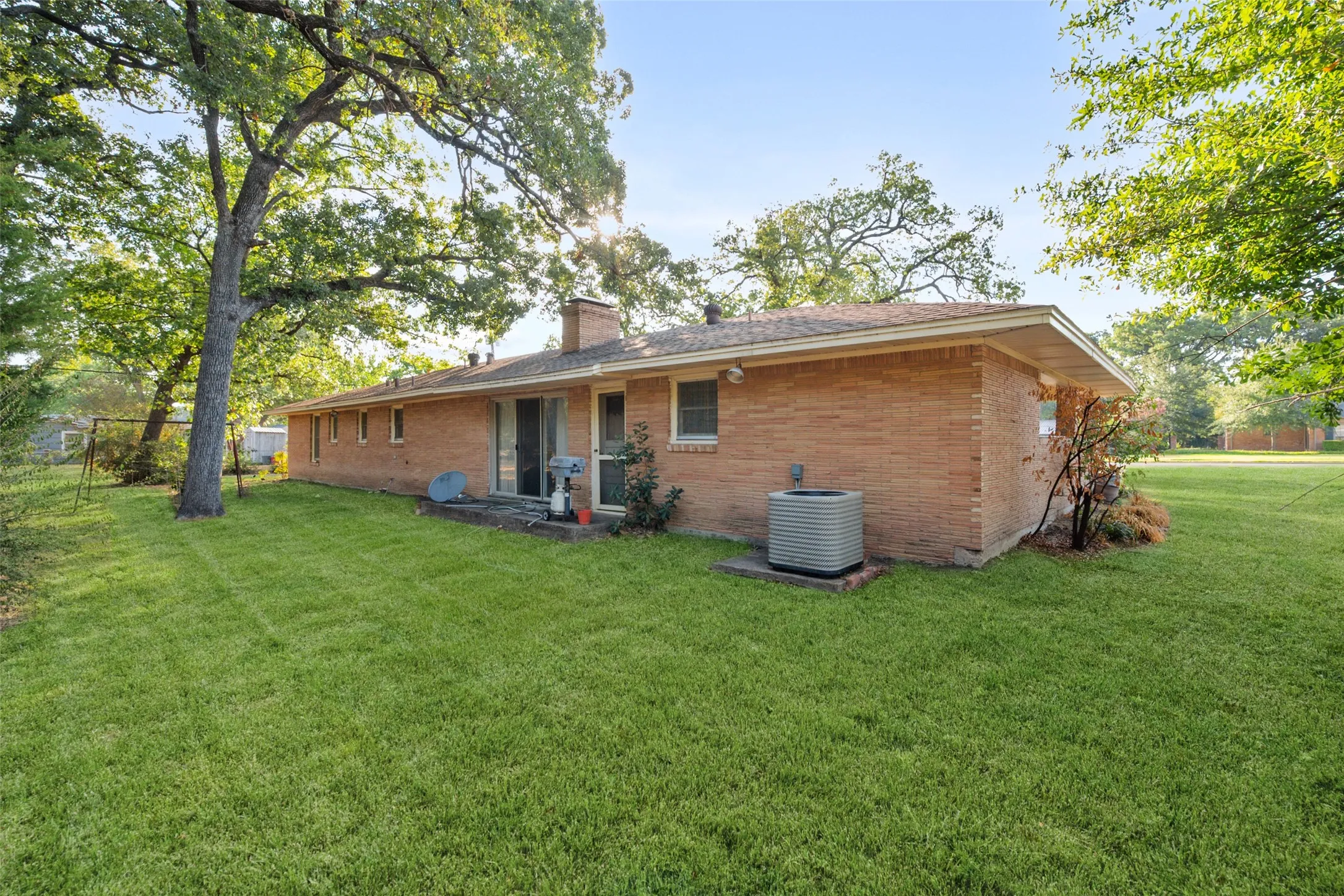 Single Family Residence For Sale in Navarro County , 1412 Oaklawn Drive, Corsicana, Texas 75110, 3 Bedroom, 2 Bathroom, Garage spaces, 1,821 Sqft, built in 1956, mls#21390839, Real Estate Agent in Corsicana, Homes For Sale in Navarro county, Homes For Sale in Corsicana, Realtor in Corsicana Texas, Real Estate Brokerage Independent Realty Texas, Luminita Cordes Realtor