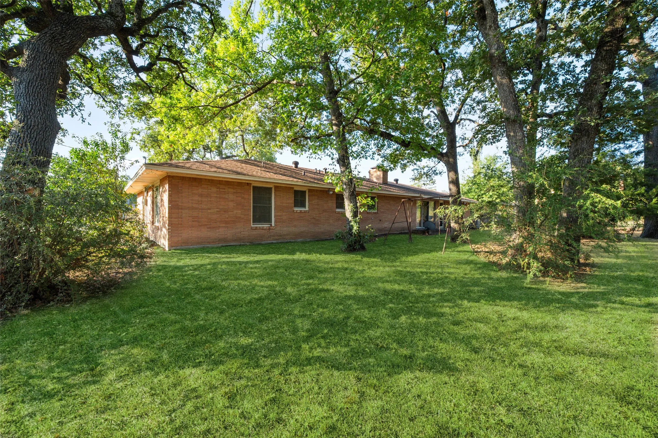 Single Family Residence For Sale in Navarro County , 1412 Oaklawn Drive, Corsicana, Texas 75110, 3 Bedroom, 2 Bathroom, Garage spaces, 1,821 Sqft, built in 1956, mls#21390839, Real Estate Agent in Corsicana, Homes For Sale in Navarro county, Homes For Sale in Corsicana, Realtor in Corsicana Texas, Real Estate Brokerage Independent Realty Texas, Luminita Cordes Realtor