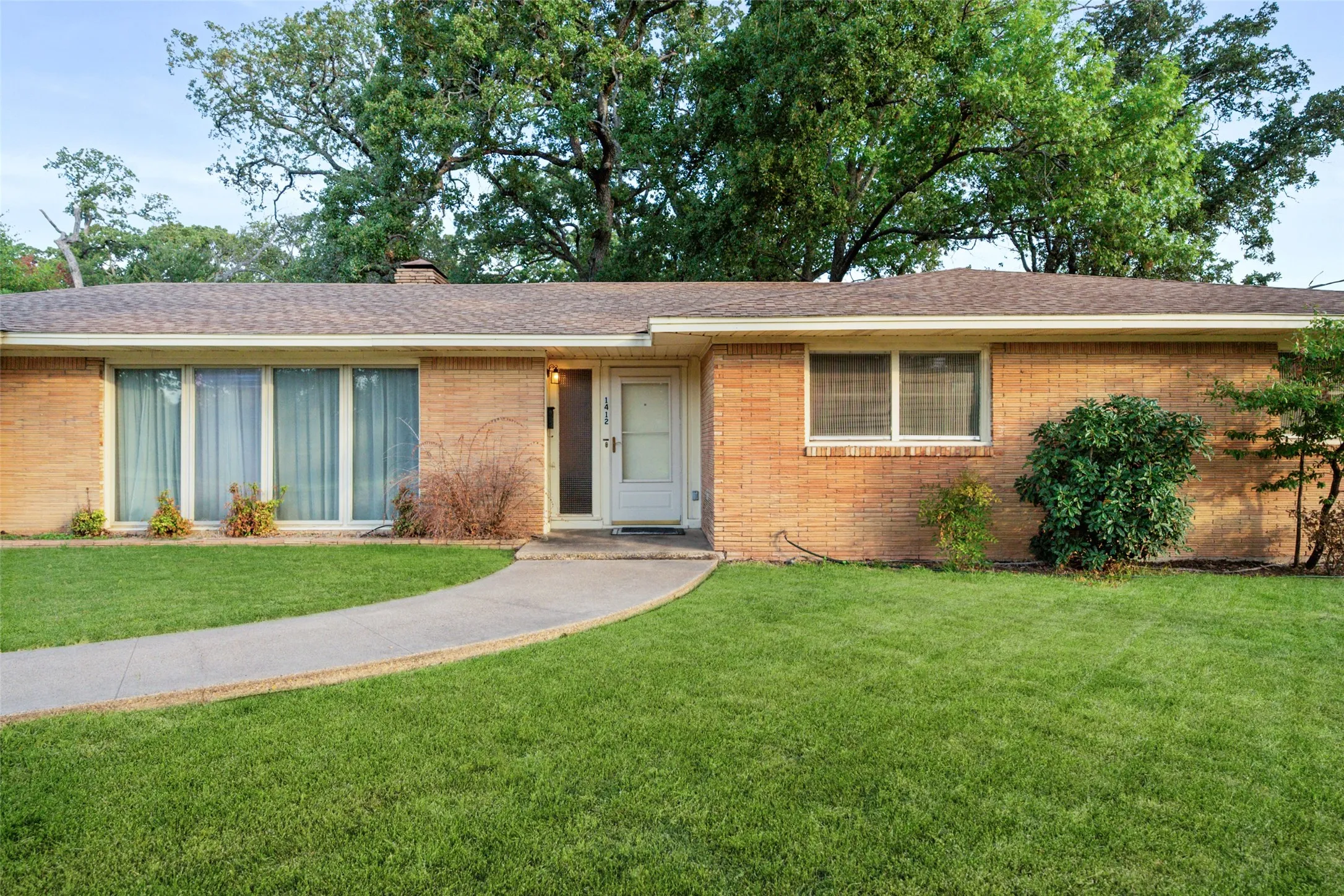 Single Family Residence For Sale in Navarro County , 1412 Oaklawn Drive, Corsicana, Texas 75110, 3 Bedroom, 2 Bathroom, Garage spaces, 1,821 Sqft, built in 1956, mls#21390839, Real Estate Agent in Corsicana, Homes For Sale in Navarro county, Homes For Sale in Corsicana, Realtor in Corsicana Texas, Real Estate Brokerage Independent Realty Texas, Luminita Cordes Realtor