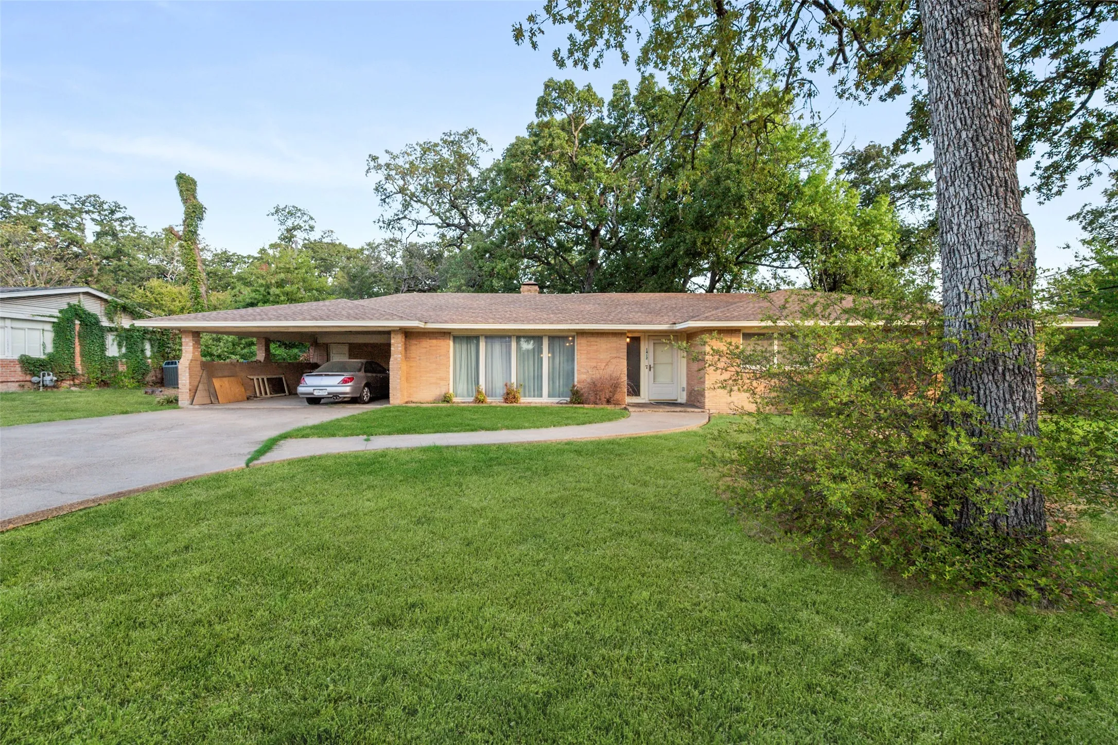 Single Family Residence For Sale in Navarro County , 1412 Oaklawn Drive, Corsicana, Texas 75110, 3 Bedroom, 2 Bathroom, Garage spaces, 1,821 Sqft, built in 1956, mls#21390839, Real Estate Agent in Corsicana, Homes For Sale in Navarro county, Homes For Sale in Corsicana, Realtor in Corsicana Texas, Real Estate Brokerage Independent Realty Texas, Luminita Cordes Realtor
