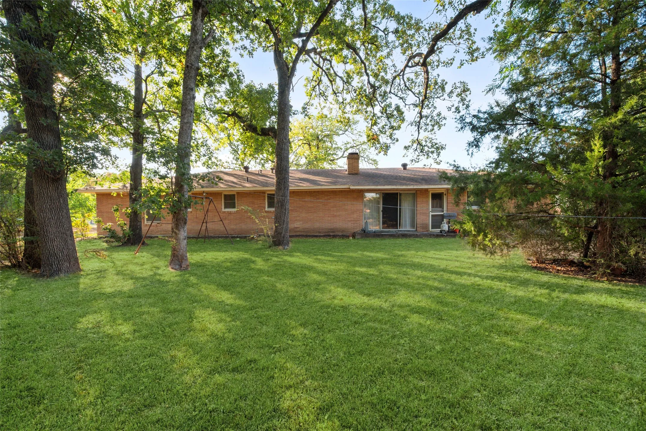 Single Family Residence For Sale in Navarro County , 1412 Oaklawn Drive, Corsicana, Texas 75110, 3 Bedroom, 2 Bathroom, Garage spaces, 1,821 Sqft, built in 1956, mls#21390839, Real Estate Agent in Corsicana, Homes For Sale in Navarro county, Homes For Sale in Corsicana, Realtor in Corsicana Texas, Real Estate Brokerage Independent Realty Texas, Luminita Cordes Realtor