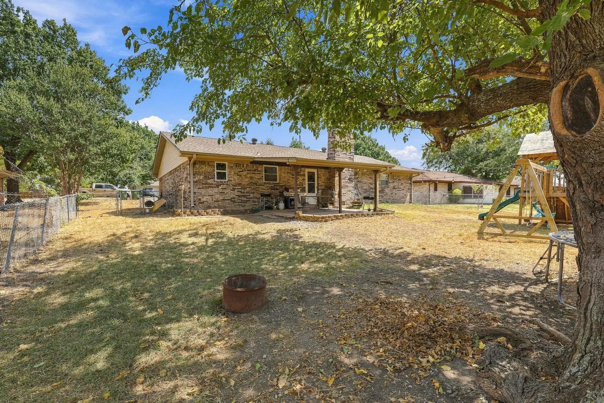Single Family Residence For Sale in Grayson County , 928 Maple Street, Howe, Texas 75459, 4 Bedroom, 2 Bathroom, Garage spaces, 1,545 Sqft, built in 1976, mls#21392480, Real Estate Agent in Howe, Homes For Sale in Grayson county, Homes For Sale in Howe, Realtor in Howe Texas, Real Estate Brokerage Independent Realty Texas, Luminita Cordes Realtor