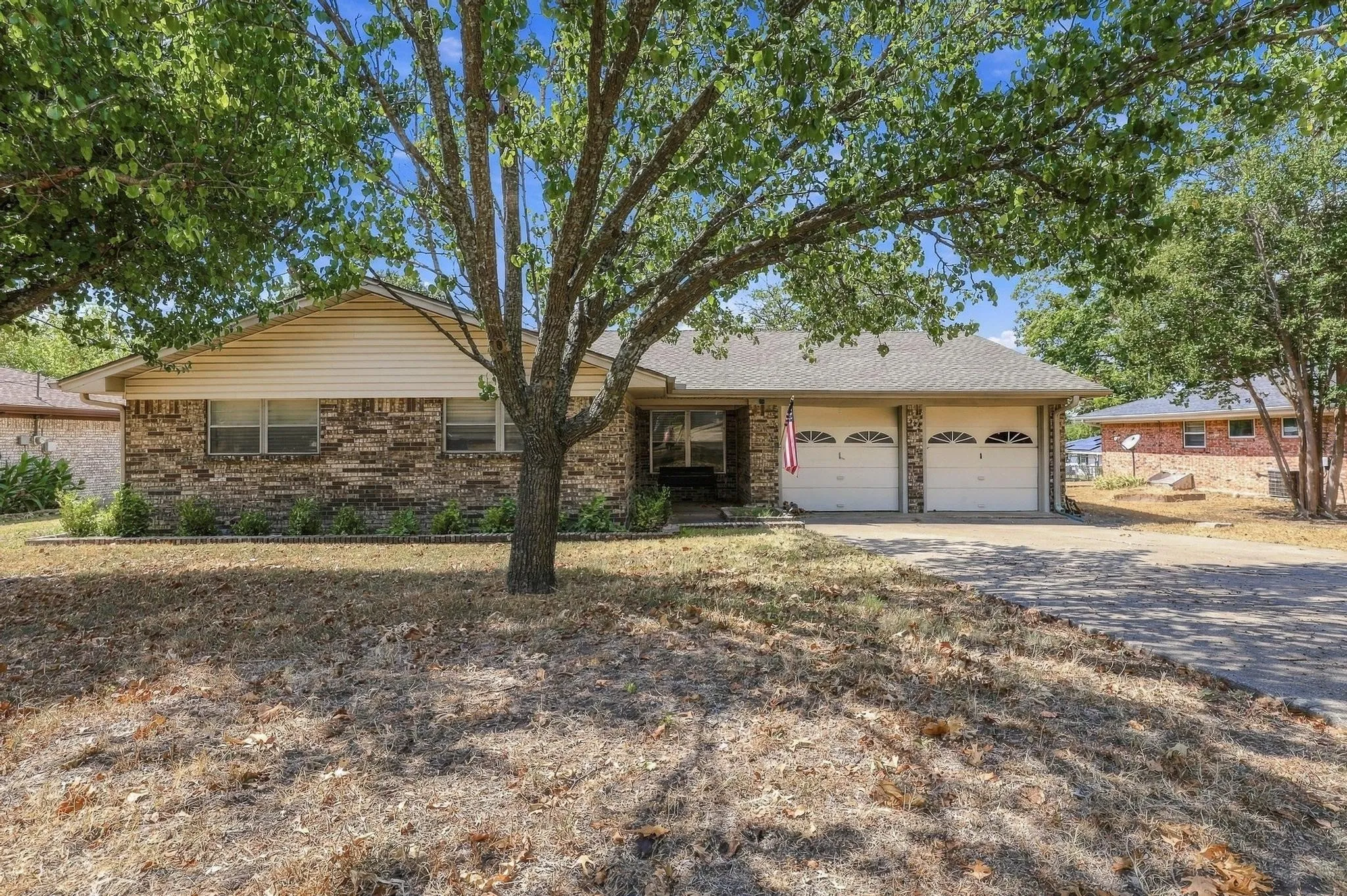 Single Family Residence For Sale in Grayson County , 928 Maple Street, Howe, Texas 75459, 4 Bedroom, 2 Bathroom, Garage spaces, 1,545 Sqft, built in 1976, mls#21392480, Real Estate Agent in Howe, Homes For Sale in Grayson county, Homes For Sale in Howe, Realtor in Howe Texas, Real Estate Brokerage Independent Realty Texas, Luminita Cordes Realtor
