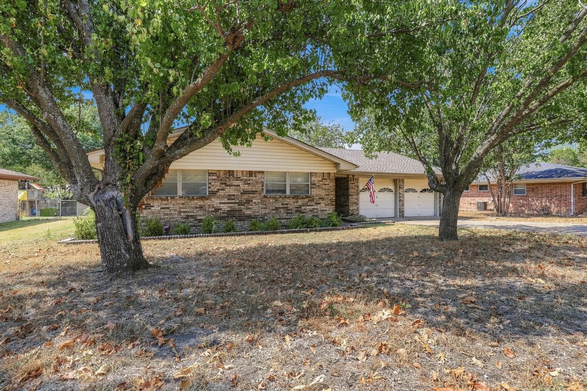Single Family Residence For Sale in Grayson County , 928 Maple Street, Howe, Texas 75459, 4 Bedroom, 2 Bathroom, Garage spaces, 1,545 Sqft, built in 1976, mls#21392480, Real Estate Agent in Howe, Homes For Sale in Grayson county, Homes For Sale in Howe, Realtor in Howe Texas, Real Estate Brokerage Independent Realty Texas, Luminita Cordes Realtor