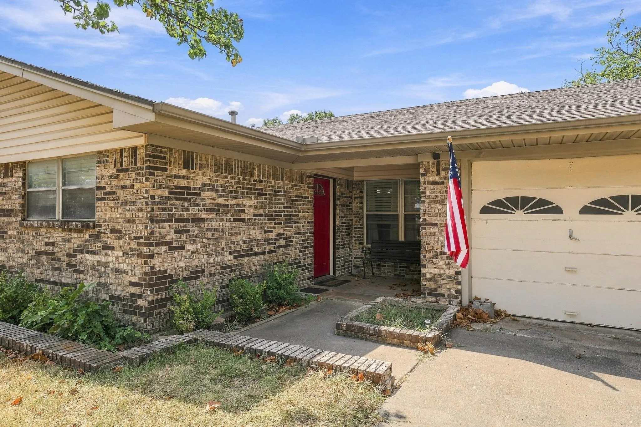 Single Family Residence For Sale in Grayson County , 928 Maple Street, Howe, Texas 75459, 4 Bedroom, 2 Bathroom, Garage spaces, 1,545 Sqft, built in 1976, mls#21392480, Real Estate Agent in Howe, Homes For Sale in Grayson county, Homes For Sale in Howe, Realtor in Howe Texas, Real Estate Brokerage Independent Realty Texas, Luminita Cordes Realtor