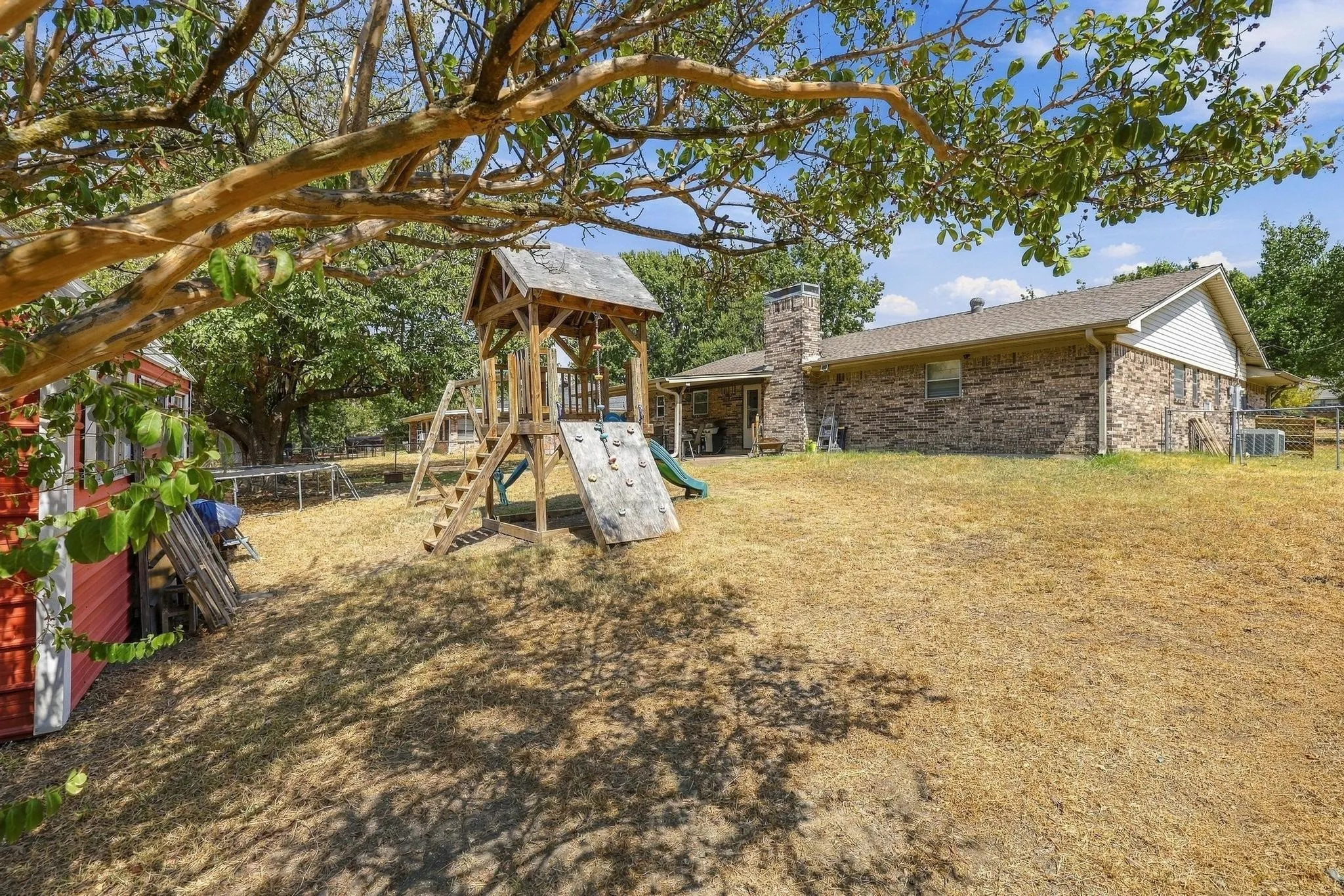 Single Family Residence For Sale in Grayson County , 928 Maple Street, Howe, Texas 75459, 4 Bedroom, 2 Bathroom, Garage spaces, 1,545 Sqft, built in 1976, mls#21392480, Real Estate Agent in Howe, Homes For Sale in Grayson county, Homes For Sale in Howe, Realtor in Howe Texas, Real Estate Brokerage Independent Realty Texas, Luminita Cordes Realtor