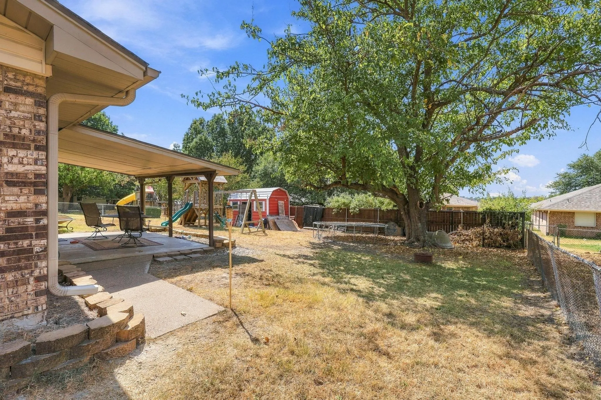 Single Family Residence For Sale in Grayson County , 928 Maple Street, Howe, Texas 75459, 4 Bedroom, 2 Bathroom, Garage spaces, 1,545 Sqft, built in 1976, mls#21392480, Real Estate Agent in Howe, Homes For Sale in Grayson county, Homes For Sale in Howe, Realtor in Howe Texas, Real Estate Brokerage Independent Realty Texas, Luminita Cordes Realtor