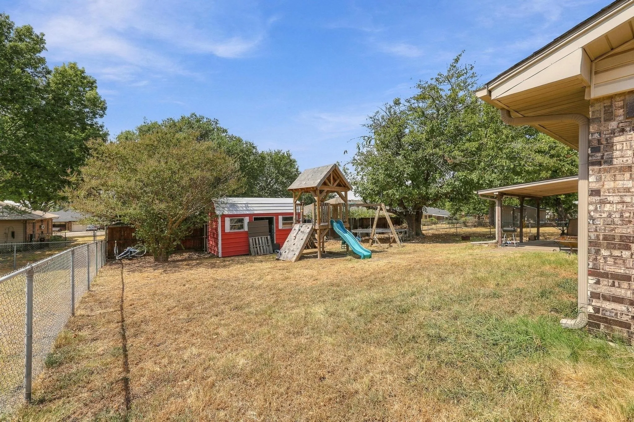Single Family Residence For Sale in Grayson County , 928 Maple Street, Howe, Texas 75459, 4 Bedroom, 2 Bathroom, Garage spaces, 1,545 Sqft, built in 1976, mls#21392480, Real Estate Agent in Howe, Homes For Sale in Grayson county, Homes For Sale in Howe, Realtor in Howe Texas, Real Estate Brokerage Independent Realty Texas, Luminita Cordes Realtor
