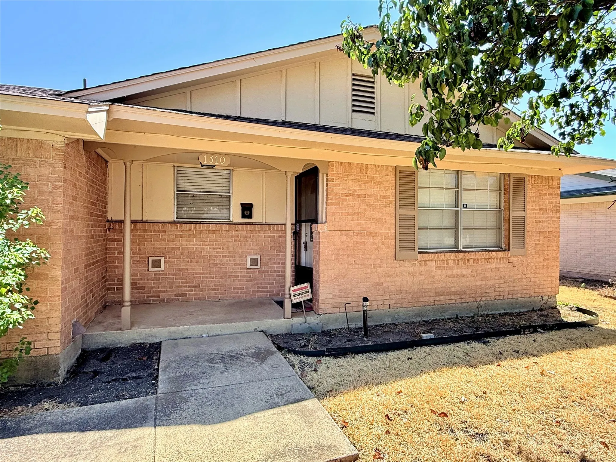 Single Family Residence For Sale in Dallas County , 1310 Hampshire Lane, Richardson, Texas 75080, 3 Bedroom, 2 Bathroom, 2 Garage spaces, 1,199 Sqft, built in 1959, mls#21393737, Real Estate Agent in Richardson, Homes For Sale in Dallas county, Homes For Sale in Richardson, Realtor in Richardson Texas, Real Estate Brokerage Independent Realty Texas, Luminita Cordes Realtor