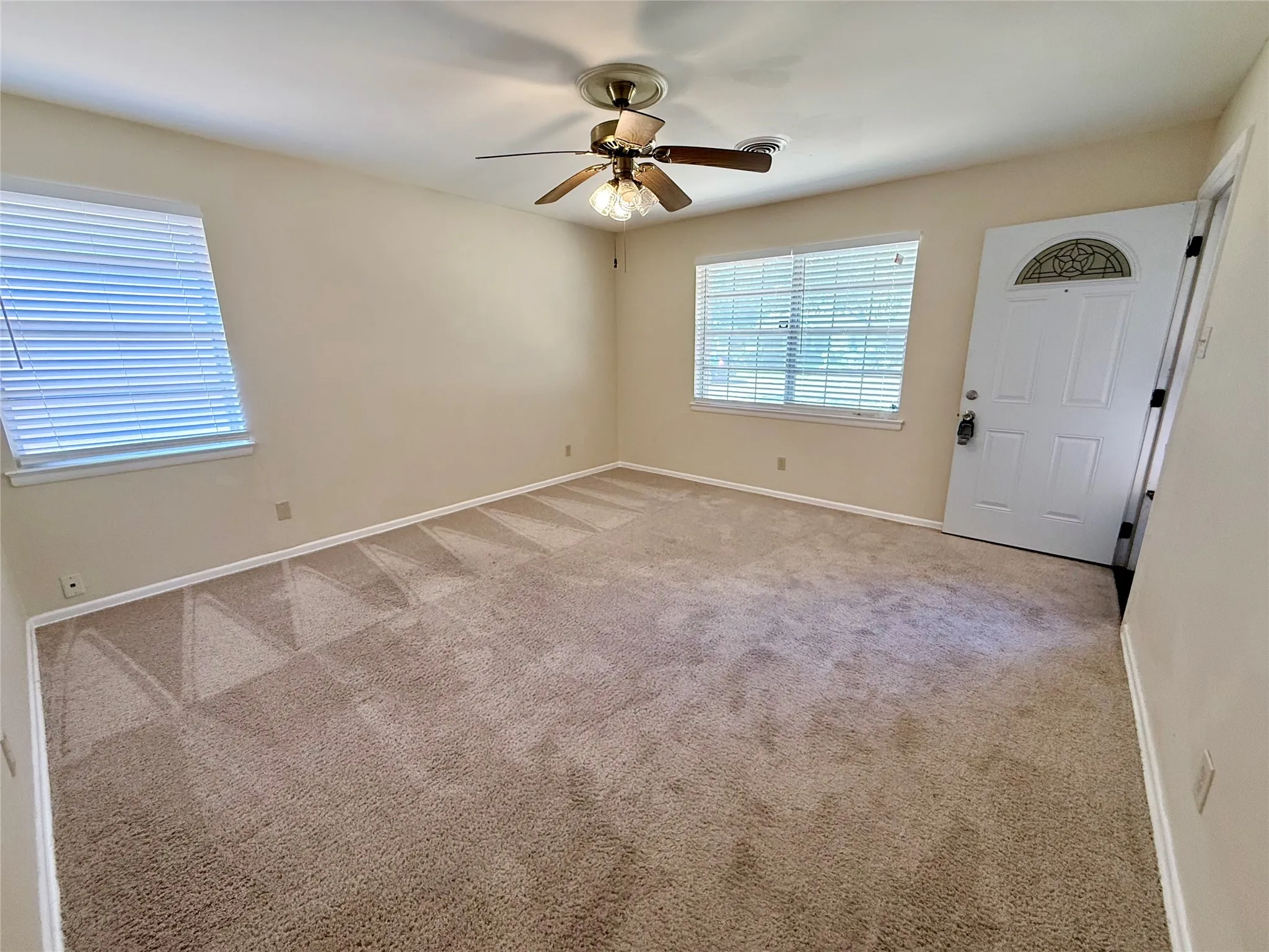 Single Family Residence For Sale in Dallas County , 1310 Hampshire Lane, Richardson, Texas 75080, 3 Bedroom, 2 Bathroom, 2 Garage spaces, 1,199 Sqft, built in 1959, mls#21393737, Real Estate Agent in Richardson, Homes For Sale in Dallas county, Homes For Sale in Richardson, Realtor in Richardson Texas, Real Estate Brokerage Independent Realty Texas, Luminita Cordes Realtor