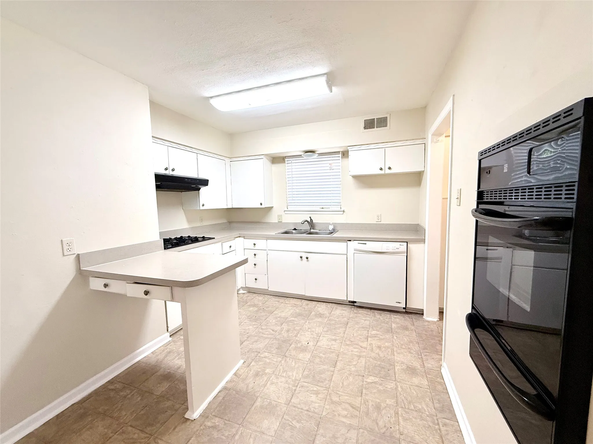 Single Family Residence For Sale in Dallas County , 1310 Hampshire Lane, Richardson, Texas 75080, 3 Bedroom, 2 Bathroom, 2 Garage spaces, 1,199 Sqft, built in 1959, mls#21393737, Real Estate Agent in Richardson, Homes For Sale in Dallas county, Homes For Sale in Richardson, Realtor in Richardson Texas, Real Estate Brokerage Independent Realty Texas, Luminita Cordes Realtor