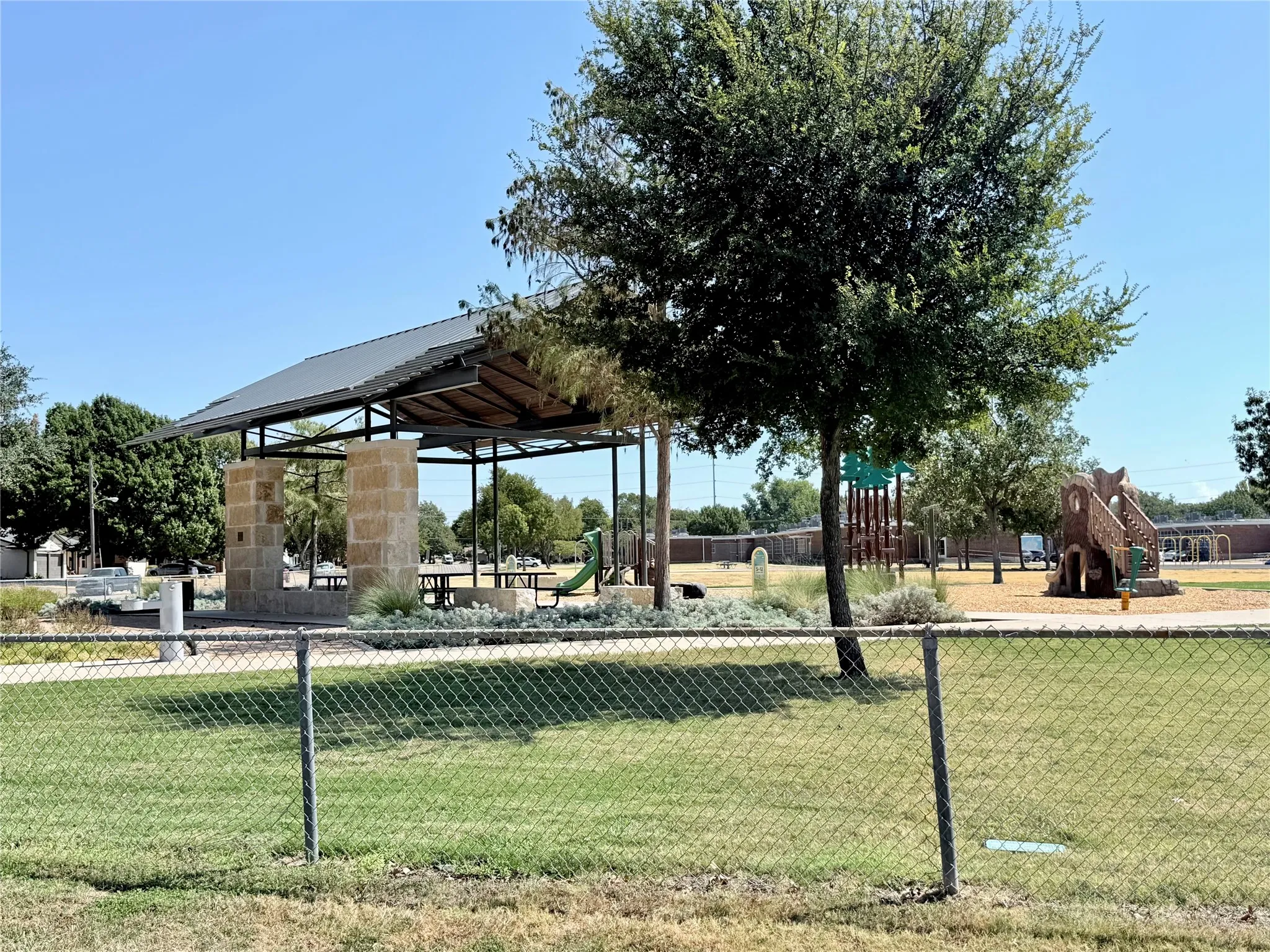 Single Family Residence For Sale in Dallas County , 1310 Hampshire Lane, Richardson, Texas 75080, 3 Bedroom, 2 Bathroom, 2 Garage spaces, 1,199 Sqft, built in 1959, mls#21393737, Real Estate Agent in Richardson, Homes For Sale in Dallas county, Homes For Sale in Richardson, Realtor in Richardson Texas, Real Estate Brokerage Independent Realty Texas, Luminita Cordes Realtor