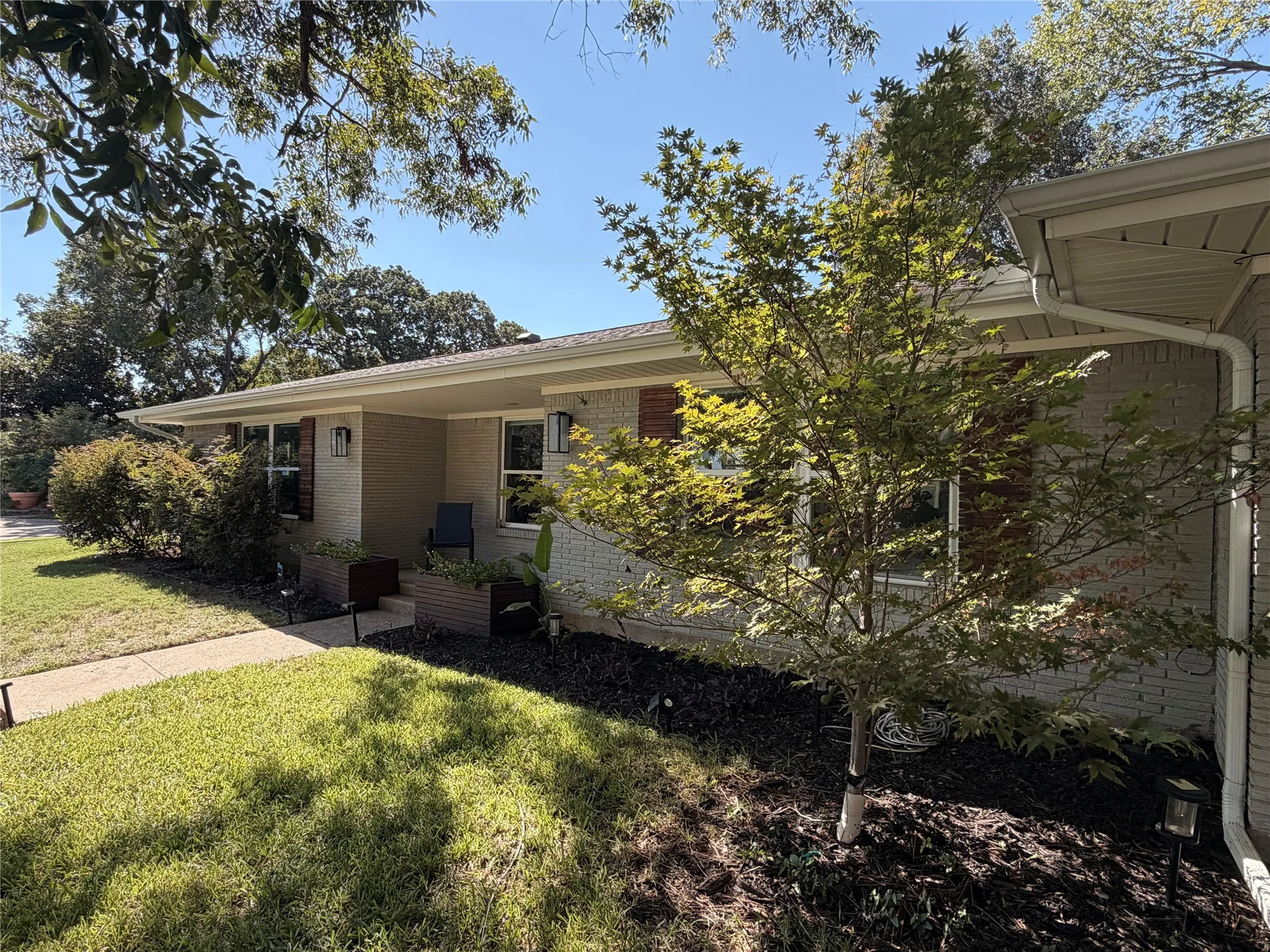 Single Family Residence For Sale in Tarrant County , 721 Hurstview Drive, Hurst, Texas 76053, 3 Bedroom, 2 Bathroom, 1 Garage spaces, 1,815 Sqft, built in 1958, mls#21391167, Real Estate Agent in Hurst, Homes For Sale in Tarrant county, Homes For Sale in Hurst, Realtor in Hurst Texas, Real Estate Brokerage Independent Realty Texas, Luminita Cordes Realtor