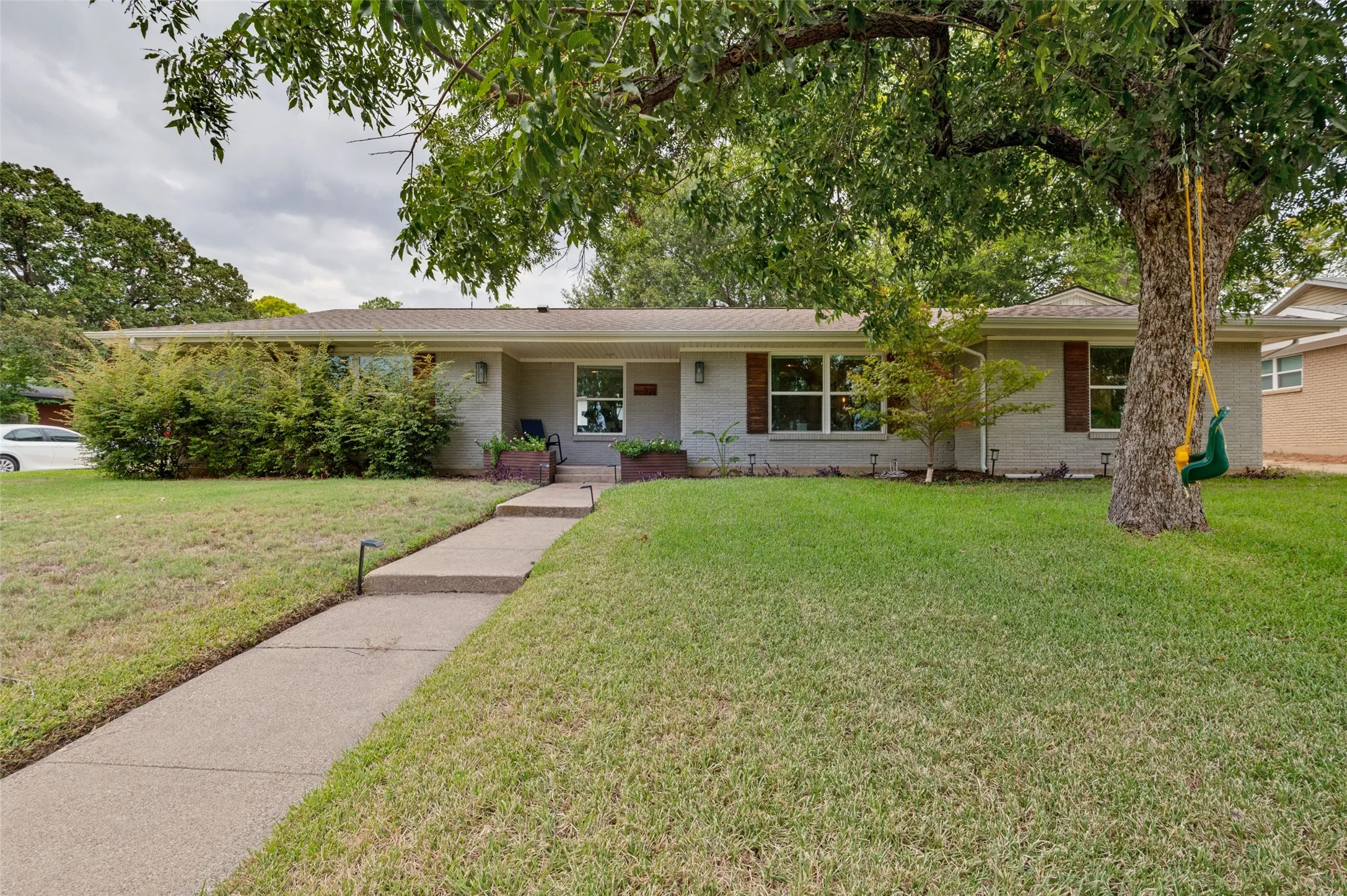 Single Family Residence For Sale in Tarrant County , 721 Hurstview Drive, Hurst, Texas 76053, 3 Bedroom, 2 Bathroom, 1 Garage spaces, 1,815 Sqft, built in 1958, mls#21391167, Real Estate Agent in Hurst, Homes For Sale in Tarrant county, Homes For Sale in Hurst, Realtor in Hurst Texas, Real Estate Brokerage Independent Realty Texas, Luminita Cordes Realtor