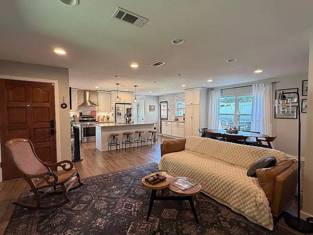 Single Family Residence For Sale in Tarrant County , 721 Hurstview Drive, Hurst, Texas 76053, 3 Bedroom, 2 Bathroom, 1 Garage spaces, 1,815 Sqft, built in 1958, mls#21391167, Real Estate Agent in Hurst, Homes For Sale in Tarrant county, Homes For Sale in Hurst, Realtor in Hurst Texas, Real Estate Brokerage Independent Realty Texas, Luminita Cordes Realtor