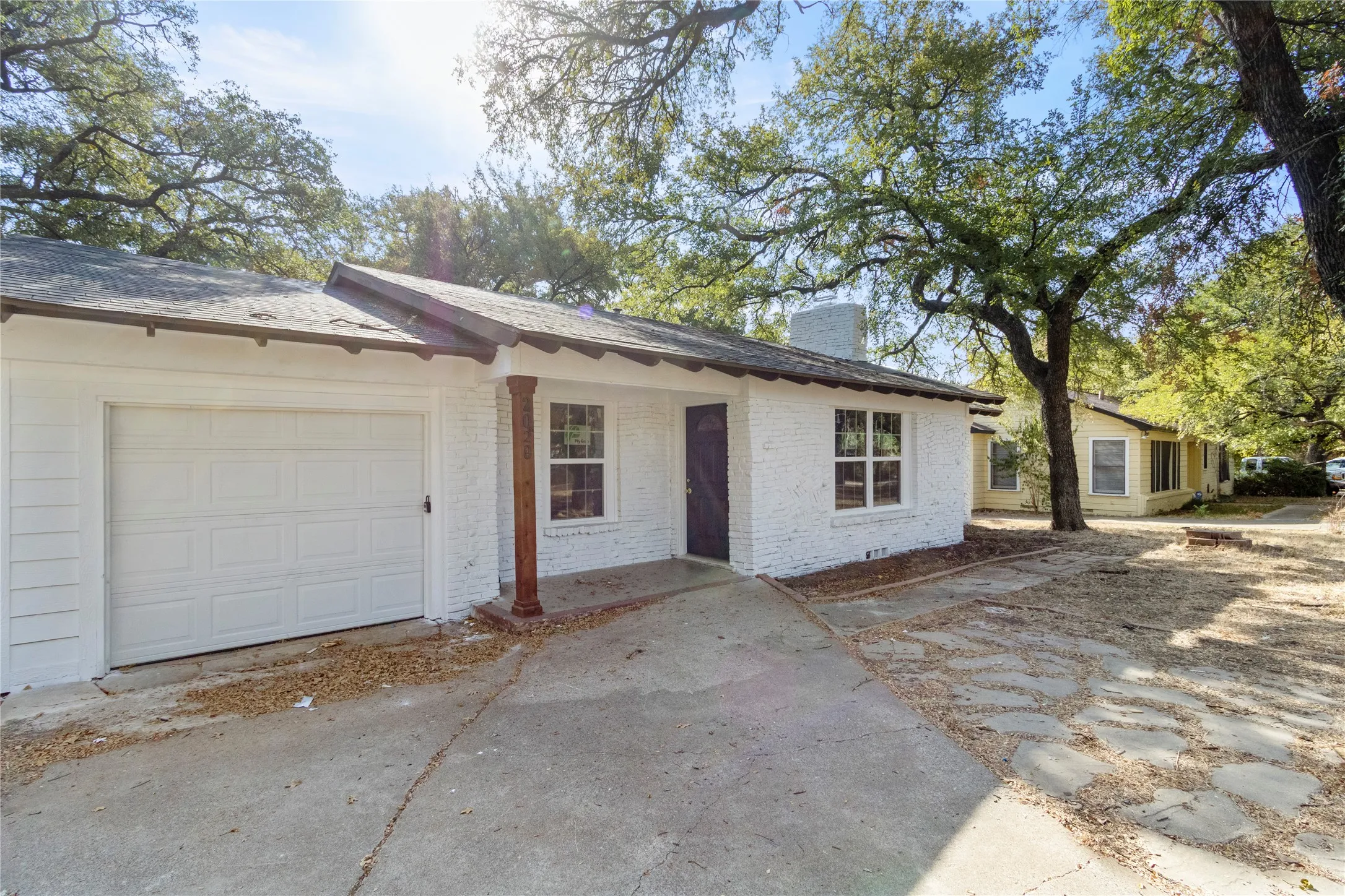 Single Family Residence For Sale in Tarrant County , 2029 Lynnhaven Road, Fort Worth, Texas 76103, 3 Bedroom, 2 Bathroom, 1 Garage spaces, 1,381 Sqft, built in 1950, mls#21352489, Real Estate Agent in Fort Worth, Homes For Sale in Tarrant county, Homes For Sale in Fort Worth, Realtor in Fort Worth Texas, Real Estate Brokerage Independent Realty Texas, Luminita Cordes Realtor