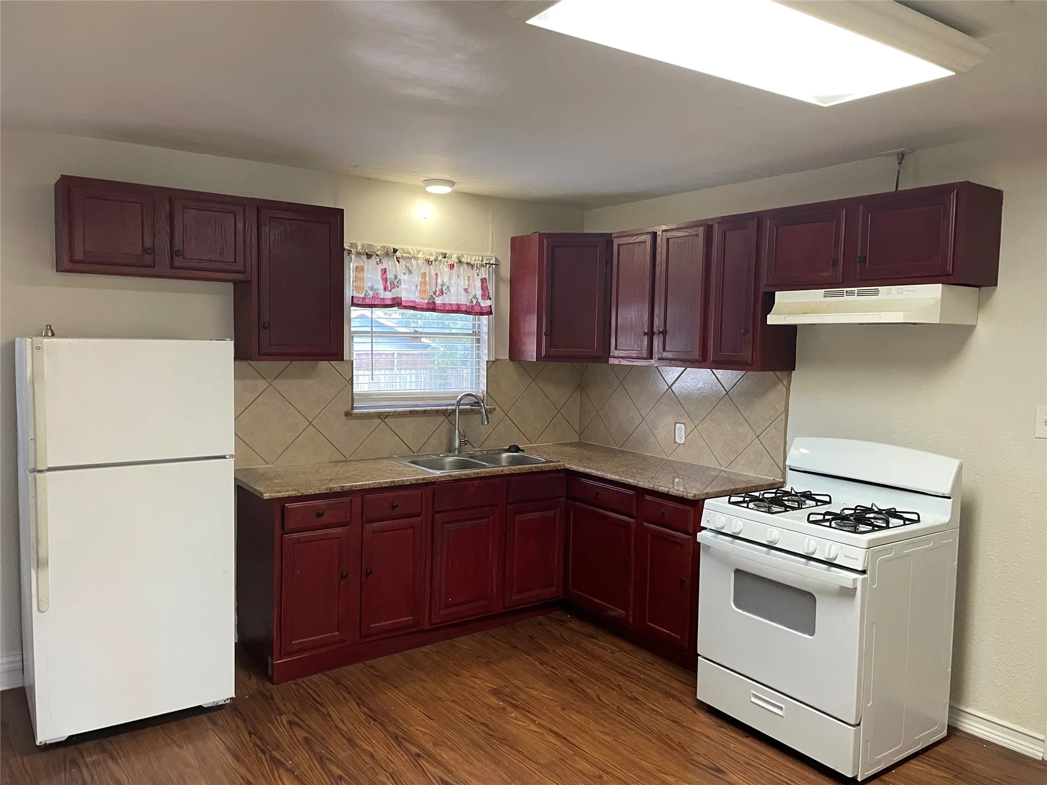 Single Family Residence For Rent in Dallas County , 1512 Hilltop Drive, Garland, Texas 75042, 3 Bedroom, 1 Bathroom, 1 Garage spaces, 1,104 Sqft, built in 1954, mls#21393743, Real Estate Agent in Garland, Homes For Rent in Dallas county, Homes For Rent in Garland, Realtor in Garland Texas, Real Estate Brokerage Independent Realty Texas, Luminita Cordes Realtor