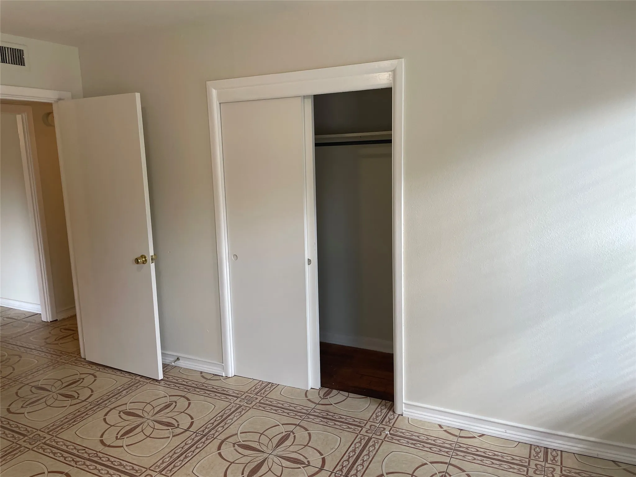 Single Family Residence For Rent in Dallas County , 1512 Hilltop Drive, Garland, Texas 75042, 3 Bedroom, 1 Bathroom, 1 Garage spaces, 1,104 Sqft, built in 1954, mls#21393743, Real Estate Agent in Garland, Homes For Rent in Dallas county, Homes For Rent in Garland, Realtor in Garland Texas, Real Estate Brokerage Independent Realty Texas, Luminita Cordes Realtor