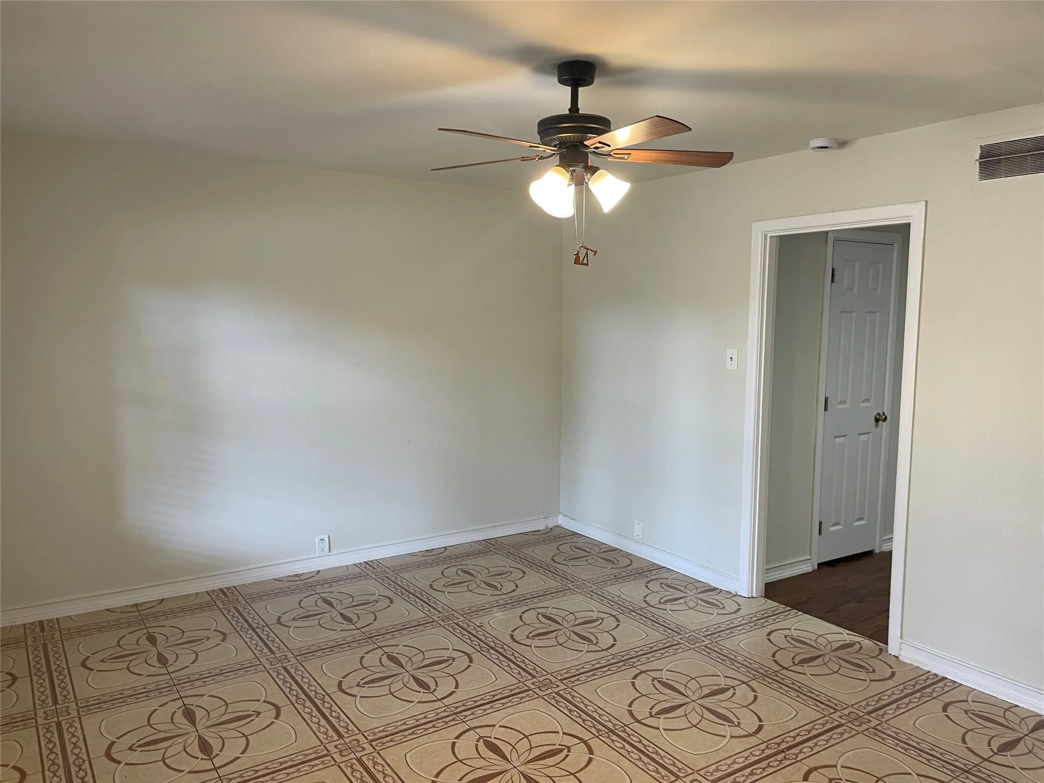 Single Family Residence For Rent in Dallas County , 1512 Hilltop Drive, Garland, Texas 75042, 3 Bedroom, 1 Bathroom, 1 Garage spaces, 1,104 Sqft, built in 1954, mls#21393743, Real Estate Agent in Garland, Homes For Rent in Dallas county, Homes For Rent in Garland, Realtor in Garland Texas, Real Estate Brokerage Independent Realty Texas, Luminita Cordes Realtor
