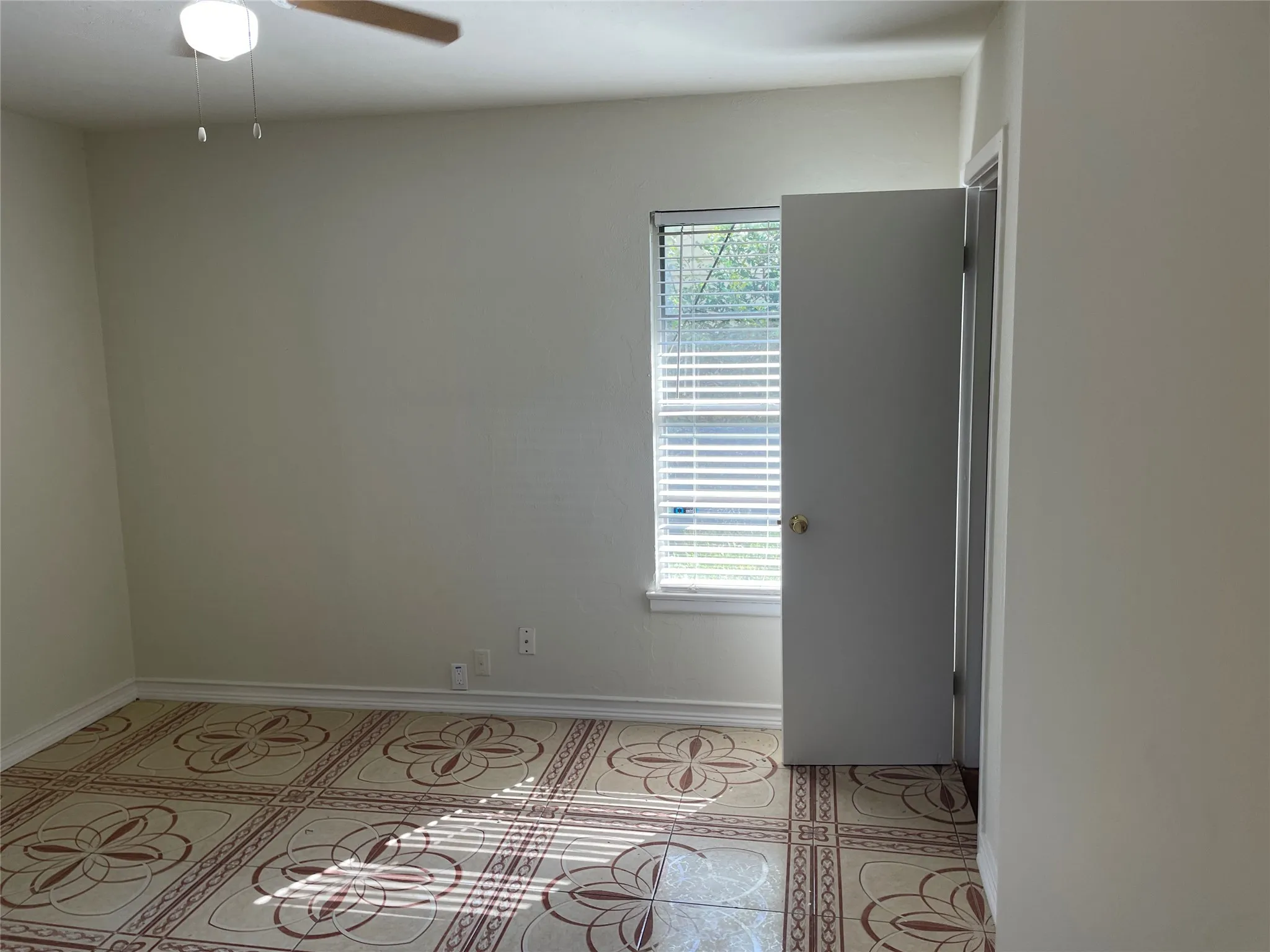 Single Family Residence For Rent in Dallas County , 1512 Hilltop Drive, Garland, Texas 75042, 3 Bedroom, 1 Bathroom, 1 Garage spaces, 1,104 Sqft, built in 1954, mls#21393743, Real Estate Agent in Garland, Homes For Rent in Dallas county, Homes For Rent in Garland, Realtor in Garland Texas, Real Estate Brokerage Independent Realty Texas, Luminita Cordes Realtor