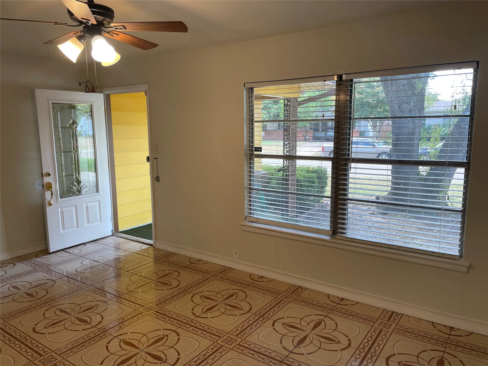Single Family Residence For Rent in Dallas County , 1512 Hilltop Drive, Garland, Texas 75042, 3 Bedroom, 1 Bathroom, 1 Garage spaces, 1,104 Sqft, built in 1954, mls#21393743, Real Estate Agent in Garland, Homes For Rent in Dallas county, Homes For Rent in Garland, Realtor in Garland Texas, Real Estate Brokerage Independent Realty Texas, Luminita Cordes Realtor