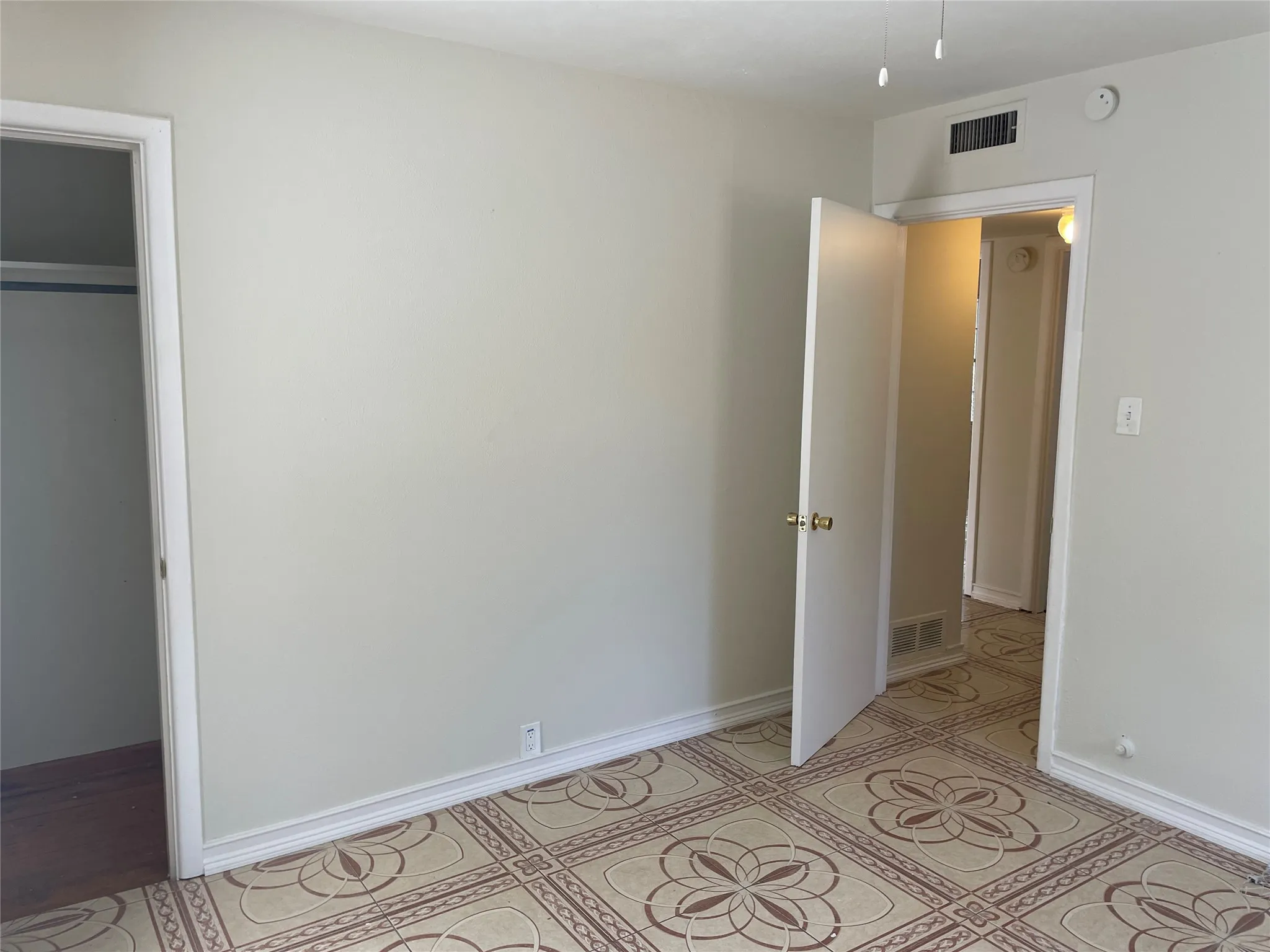 Single Family Residence For Rent in Dallas County , 1512 Hilltop Drive, Garland, Texas 75042, 3 Bedroom, 1 Bathroom, 1 Garage spaces, 1,104 Sqft, built in 1954, mls#21393743, Real Estate Agent in Garland, Homes For Rent in Dallas county, Homes For Rent in Garland, Realtor in Garland Texas, Real Estate Brokerage Independent Realty Texas, Luminita Cordes Realtor