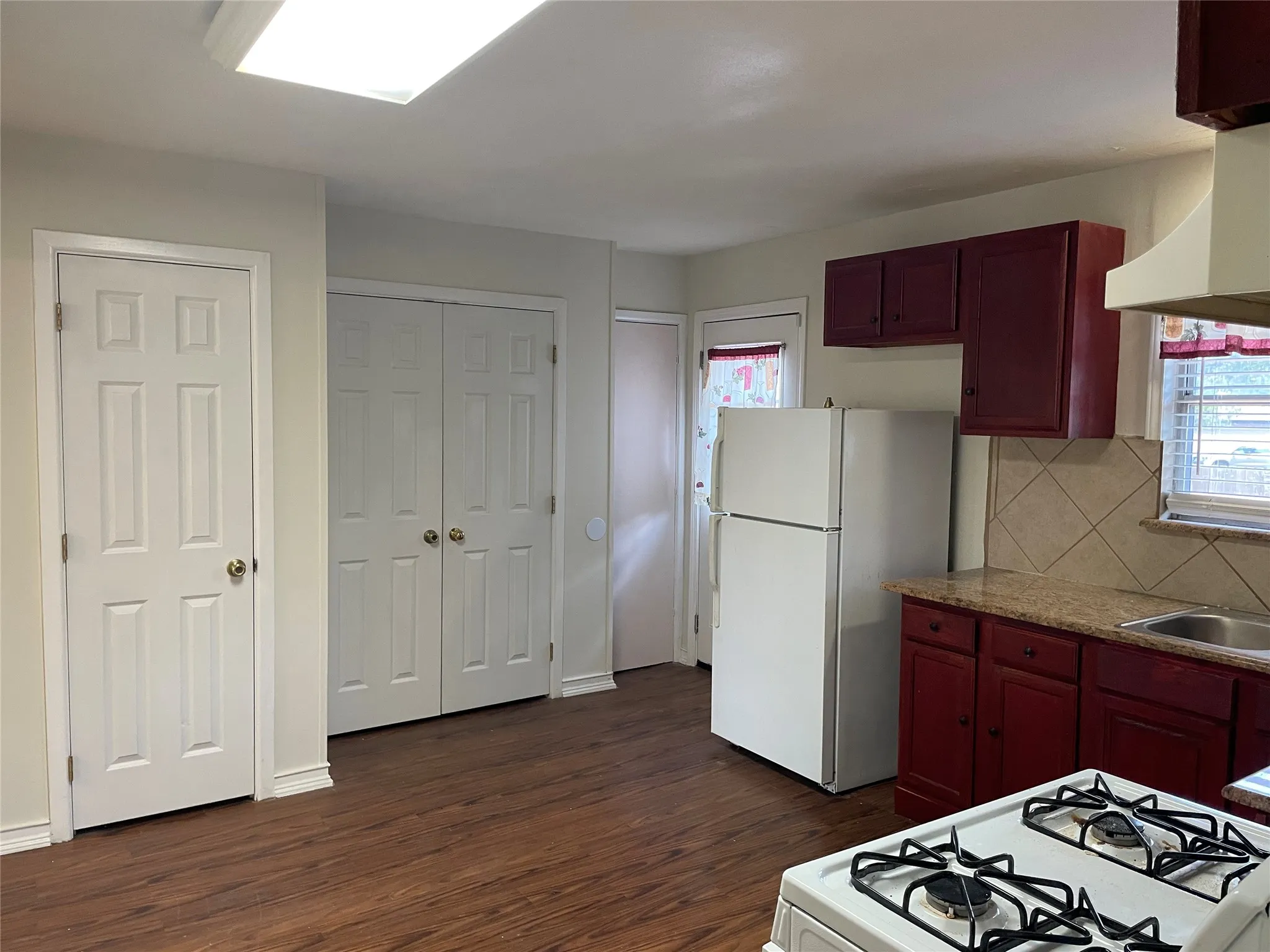 Single Family Residence For Rent in Dallas County , 1512 Hilltop Drive, Garland, Texas 75042, 3 Bedroom, 1 Bathroom, 1 Garage spaces, 1,104 Sqft, built in 1954, mls#21393743, Real Estate Agent in Garland, Homes For Rent in Dallas county, Homes For Rent in Garland, Realtor in Garland Texas, Real Estate Brokerage Independent Realty Texas, Luminita Cordes Realtor