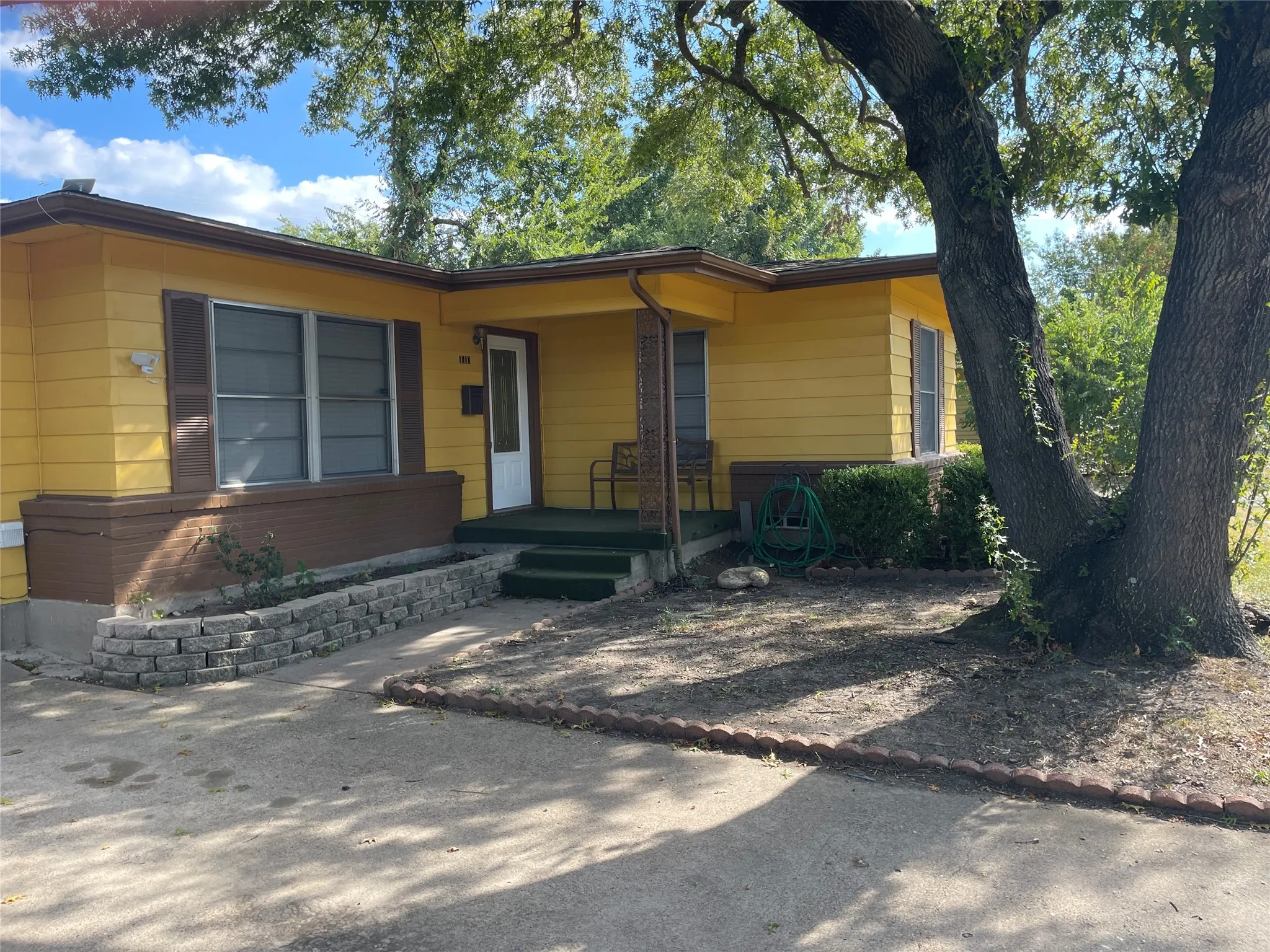 Single Family Residence For Rent in Dallas County , 1512 Hilltop Drive, Garland, Texas 75042, 3 Bedroom, 1 Bathroom, 1 Garage spaces, 1,104 Sqft, built in 1954, mls#21393743, Real Estate Agent in Garland, Homes For Rent in Dallas county, Homes For Rent in Garland, Realtor in Garland Texas, Real Estate Brokerage Independent Realty Texas, Luminita Cordes Realtor