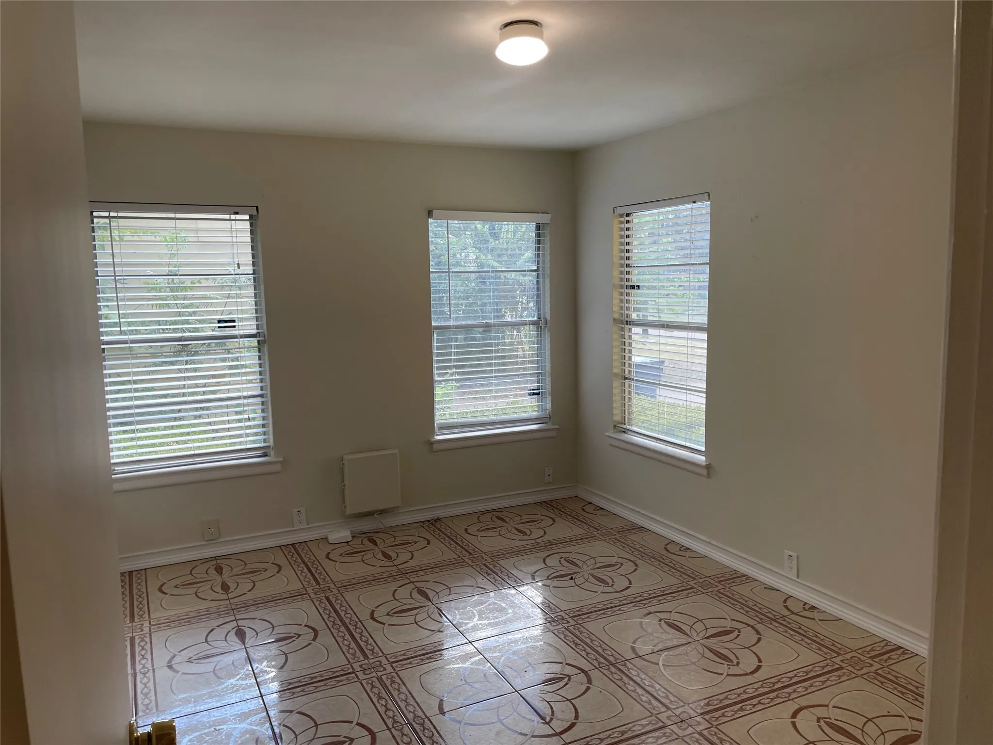 Single Family Residence For Rent in Dallas County , 1512 Hilltop Drive, Garland, Texas 75042, 3 Bedroom, 1 Bathroom, 1 Garage spaces, 1,104 Sqft, built in 1954, mls#21393743, Real Estate Agent in Garland, Homes For Rent in Dallas county, Homes For Rent in Garland, Realtor in Garland Texas, Real Estate Brokerage Independent Realty Texas, Luminita Cordes Realtor