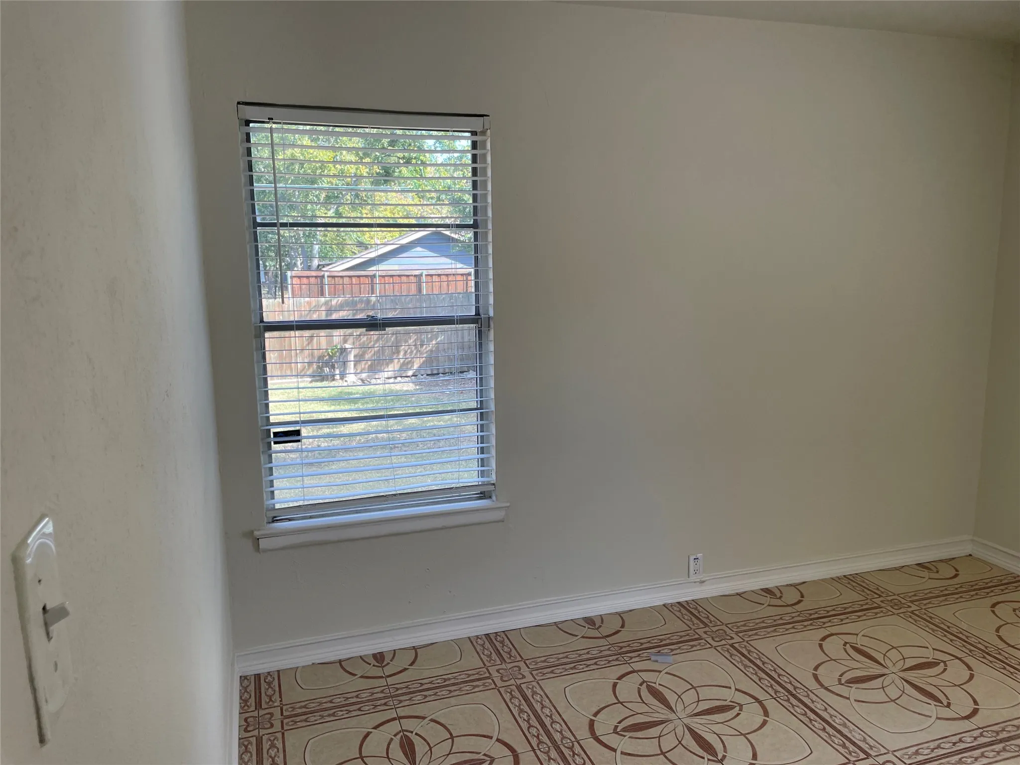 Single Family Residence For Rent in Dallas County , 1512 Hilltop Drive, Garland, Texas 75042, 3 Bedroom, 1 Bathroom, 1 Garage spaces, 1,104 Sqft, built in 1954, mls#21393743, Real Estate Agent in Garland, Homes For Rent in Dallas county, Homes For Rent in Garland, Realtor in Garland Texas, Real Estate Brokerage Independent Realty Texas, Luminita Cordes Realtor