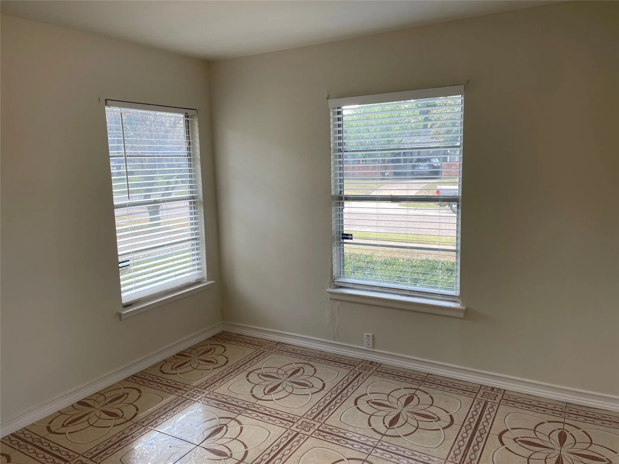 Single Family Residence For Rent in Dallas County , 1512 Hilltop Drive, Garland, Texas 75042, 3 Bedroom, 1 Bathroom, 1 Garage spaces, 1,104 Sqft, built in 1954, mls#21393743, Real Estate Agent in Garland, Homes For Rent in Dallas county, Homes For Rent in Garland, Realtor in Garland Texas, Real Estate Brokerage Independent Realty Texas, Luminita Cordes Realtor