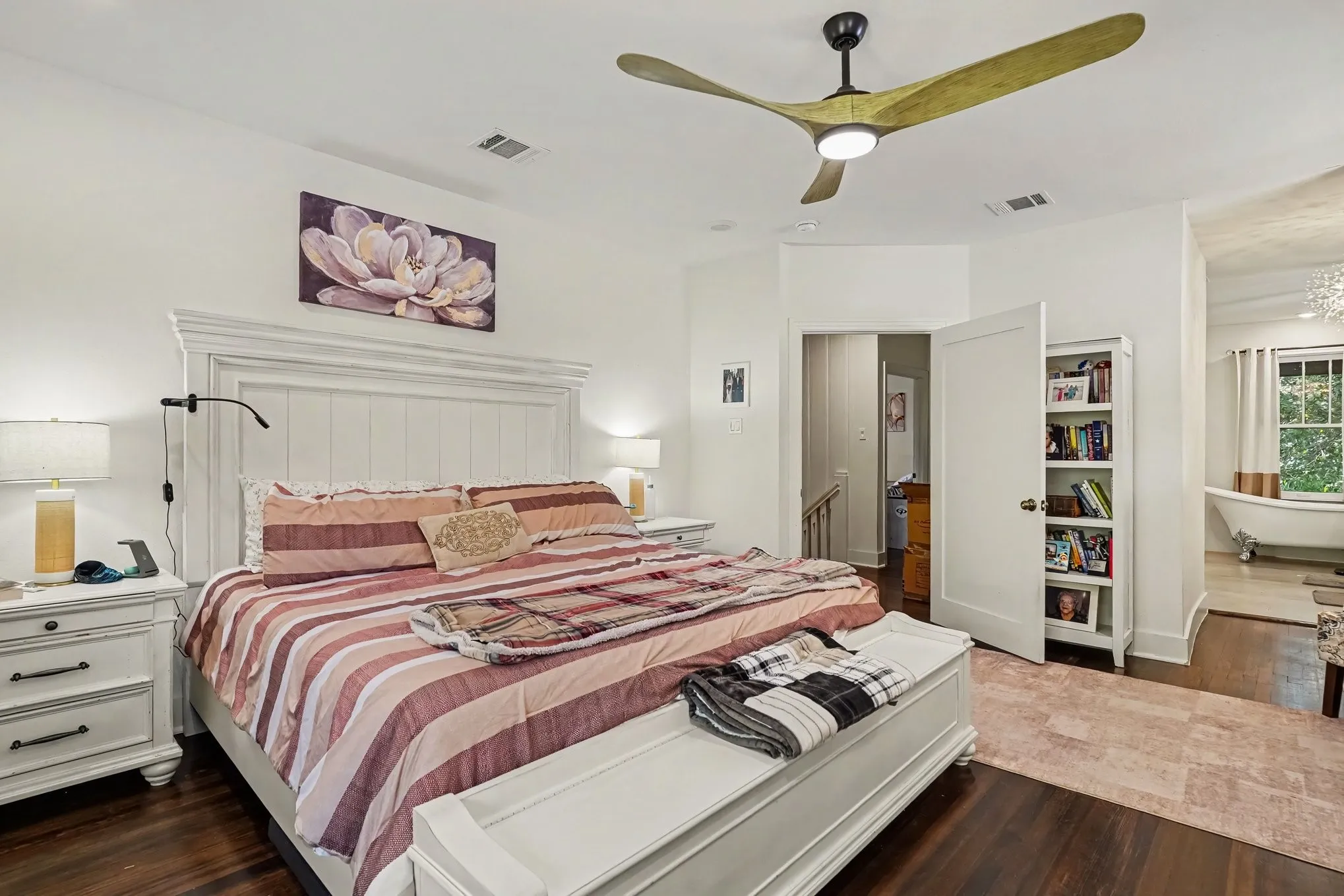 Single Family Residence For Sale in Tarrant County , 2532 6th Avenue, Fort Worth, Texas 76110, 3 Bedroom, 4 Bathroom, Garage spaces, 3,074 Sqft, built in 1924, mls#21386193, Real Estate Agent in Fort Worth, Homes For Sale in Tarrant county, Homes For Sale in Fort Worth, Realtor in Fort Worth Texas, Real Estate Brokerage Independent Realty Texas, Luminita Cordes Realtor