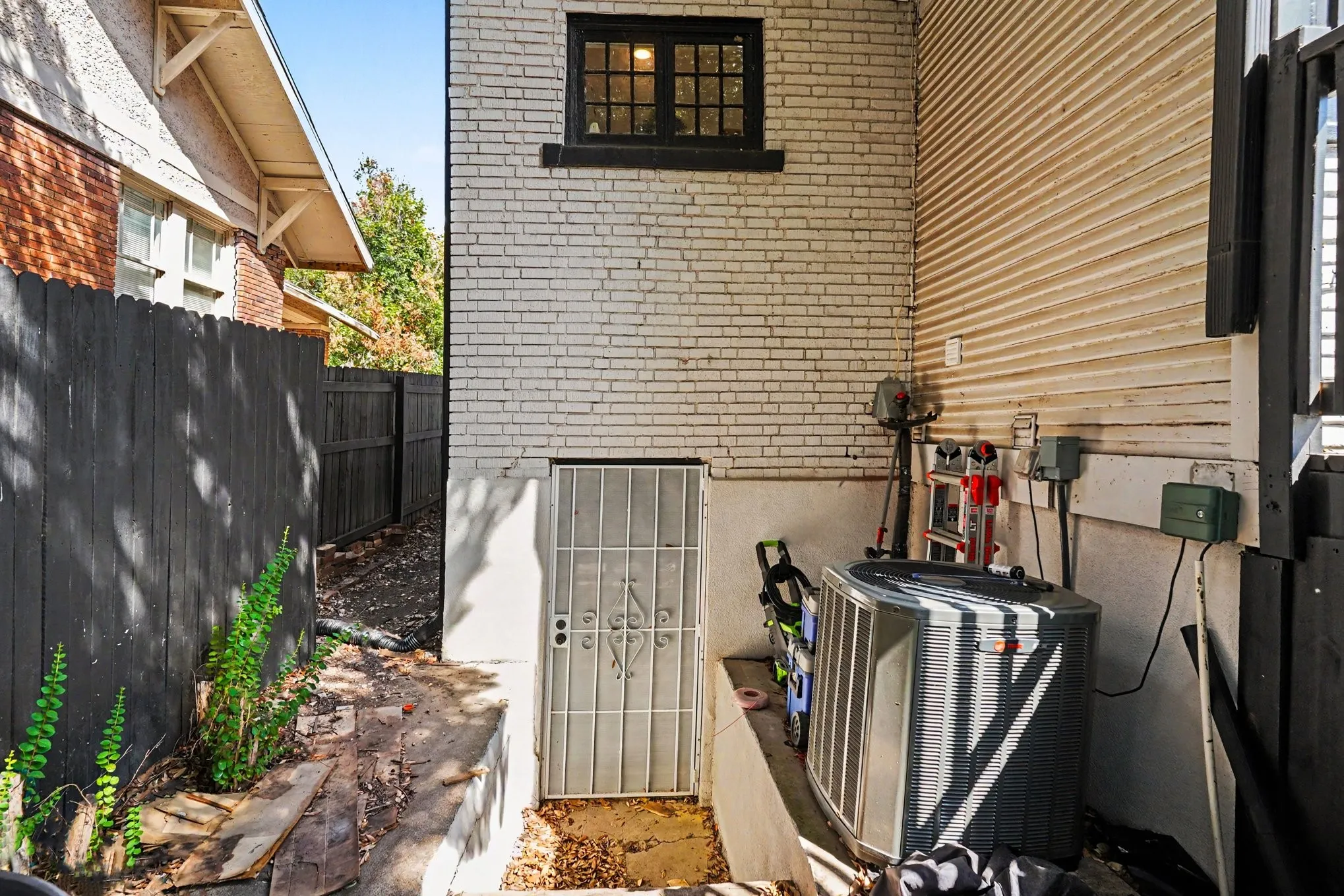 Single Family Residence For Sale in Tarrant County , 2532 6th Avenue, Fort Worth, Texas 76110, 3 Bedroom, 4 Bathroom, Garage spaces, 3,074 Sqft, built in 1924, mls#21386193, Real Estate Agent in Fort Worth, Homes For Sale in Tarrant county, Homes For Sale in Fort Worth, Realtor in Fort Worth Texas, Real Estate Brokerage Independent Realty Texas, Luminita Cordes Realtor