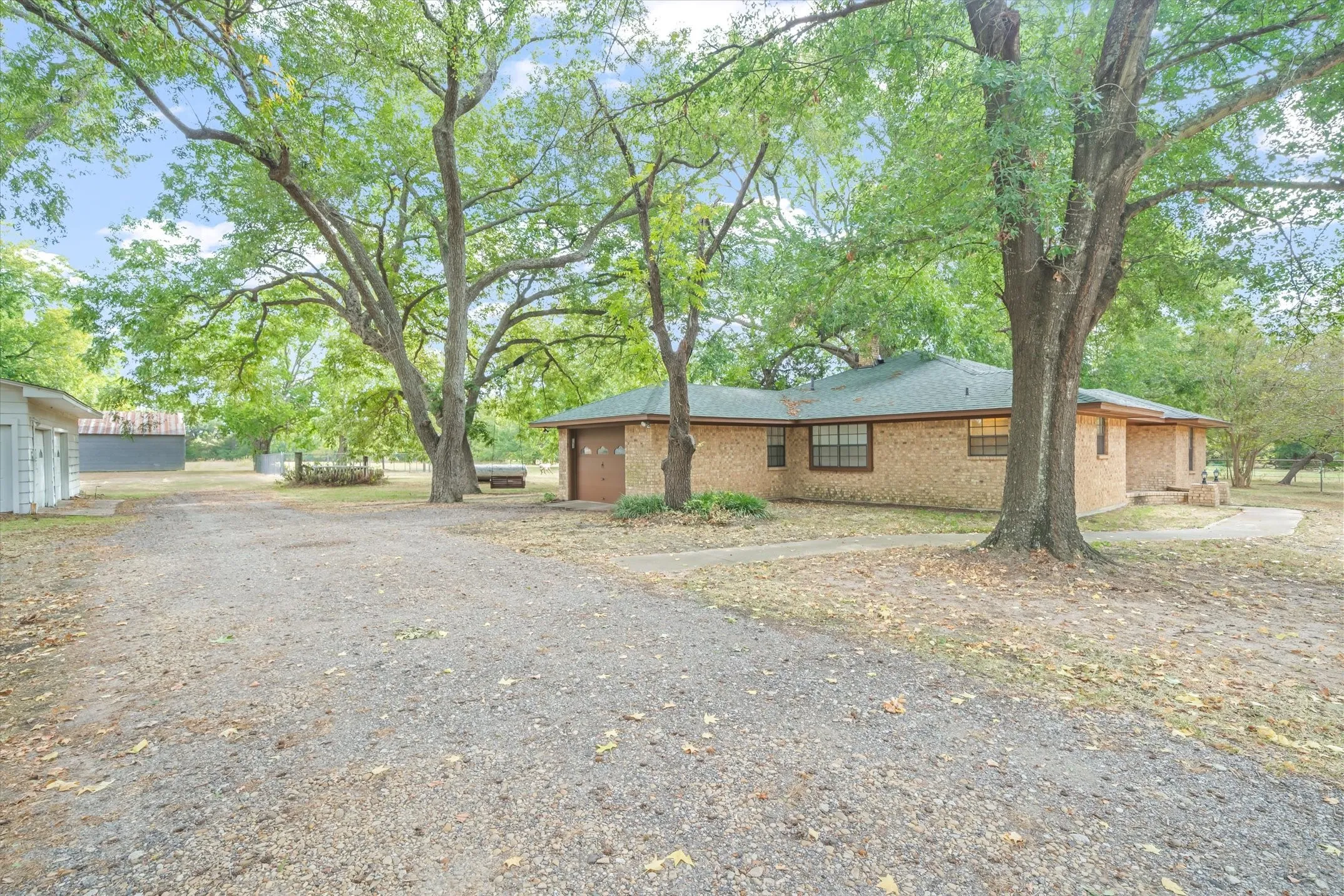 Single Family Residence For Sale in Hunt County , 10861 County Road 2326, Terrell, Texas 75160, 3 Bedroom, 2 Bathroom, 3 Garage spaces, 1,835 Sqft, built in 1979, mls#21393574, Real Estate Agent in Terrell, Homes For Sale in Hunt county, Homes For Sale in Terrell, Realtor in Terrell Texas, Real Estate Brokerage Independent Realty Texas, Luminita Cordes Realtor