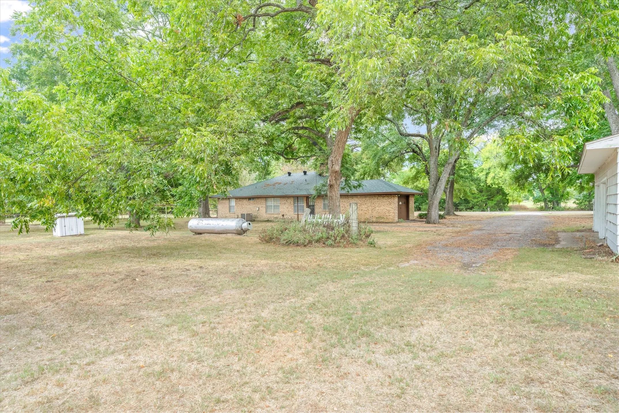 Single Family Residence For Sale in Hunt County , 10861 County Road 2326, Terrell, Texas 75160, 3 Bedroom, 2 Bathroom, 3 Garage spaces, 1,835 Sqft, built in 1979, mls#21393574, Real Estate Agent in Terrell, Homes For Sale in Hunt county, Homes For Sale in Terrell, Realtor in Terrell Texas, Real Estate Brokerage Independent Realty Texas, Luminita Cordes Realtor