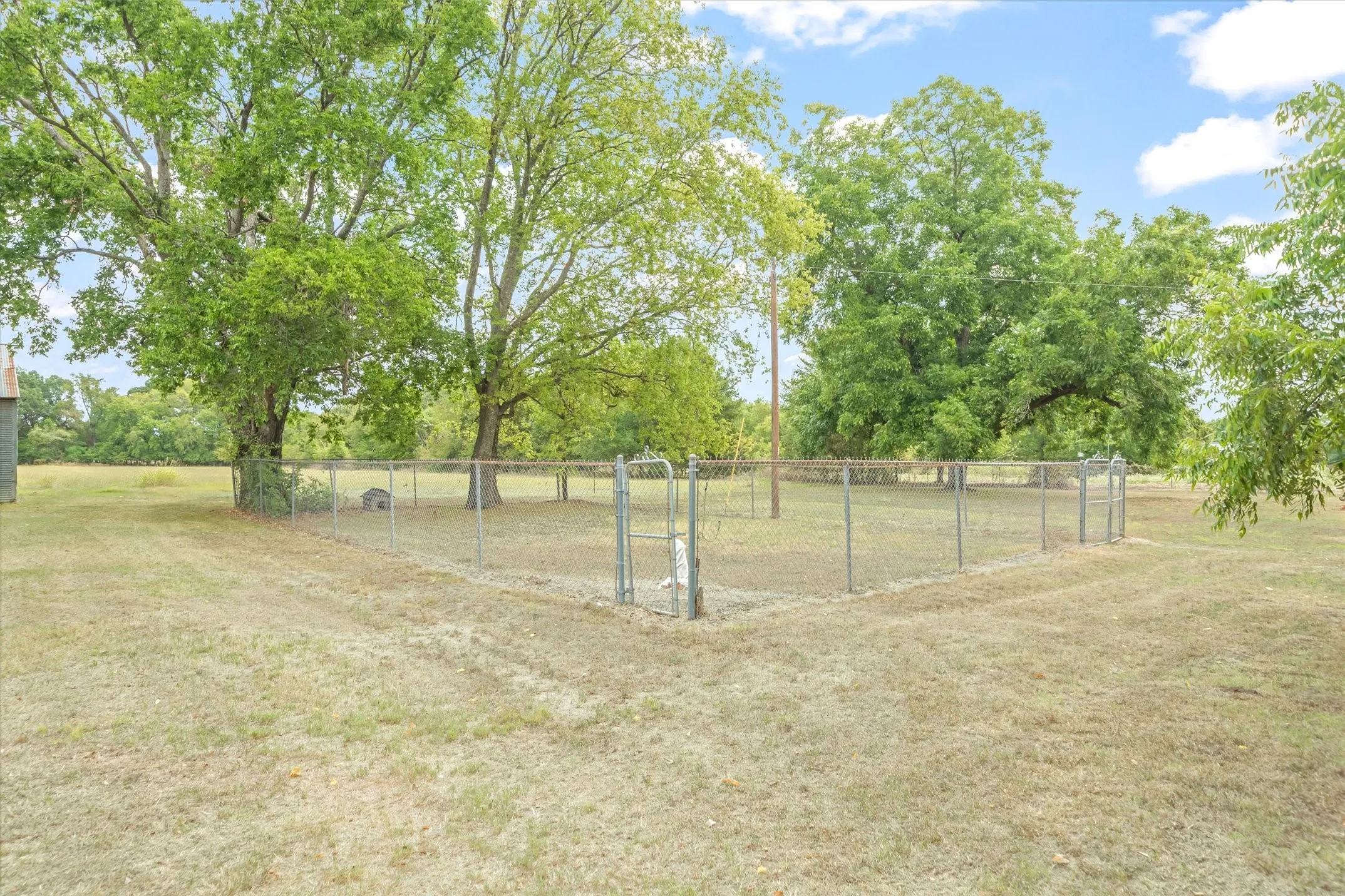 Single Family Residence For Sale in Hunt County , 10861 County Road 2326, Terrell, Texas 75160, 3 Bedroom, 2 Bathroom, 3 Garage spaces, 1,835 Sqft, built in 1979, mls#21393574, Real Estate Agent in Terrell, Homes For Sale in Hunt county, Homes For Sale in Terrell, Realtor in Terrell Texas, Real Estate Brokerage Independent Realty Texas, Luminita Cordes Realtor