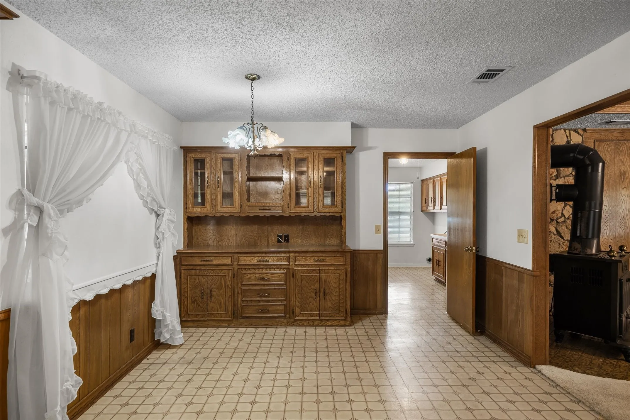 Single Family Residence For Sale in Hunt County , 10861 County Road 2326, Terrell, Texas 75160, 3 Bedroom, 2 Bathroom, 3 Garage spaces, 1,835 Sqft, built in 1979, mls#21393574, Real Estate Agent in Terrell, Homes For Sale in Hunt county, Homes For Sale in Terrell, Realtor in Terrell Texas, Real Estate Brokerage Independent Realty Texas, Luminita Cordes Realtor