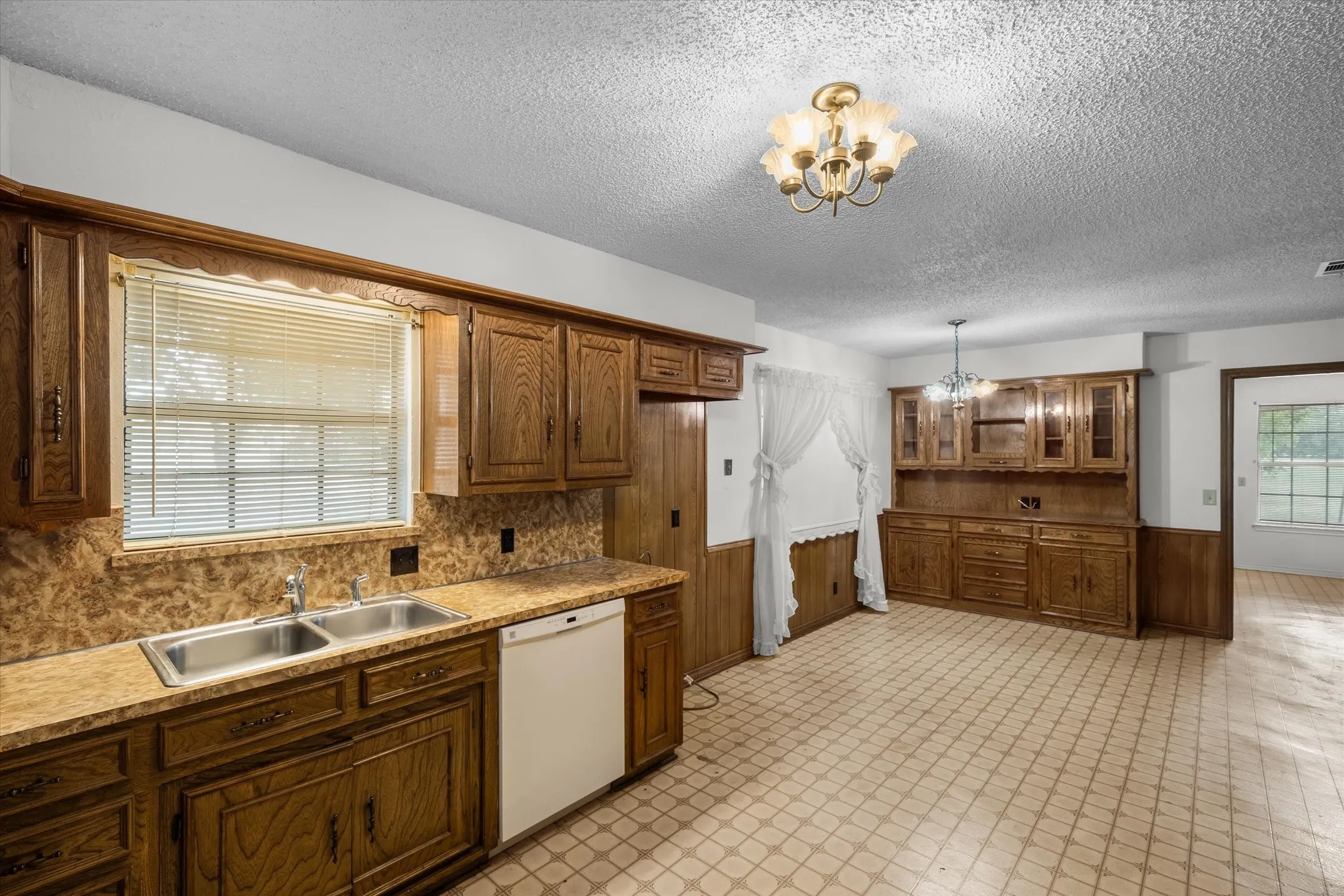Single Family Residence For Sale in Hunt County , 10861 County Road 2326, Terrell, Texas 75160, 3 Bedroom, 2 Bathroom, 3 Garage spaces, 1,835 Sqft, built in 1979, mls#21393574, Real Estate Agent in Terrell, Homes For Sale in Hunt county, Homes For Sale in Terrell, Realtor in Terrell Texas, Real Estate Brokerage Independent Realty Texas, Luminita Cordes Realtor