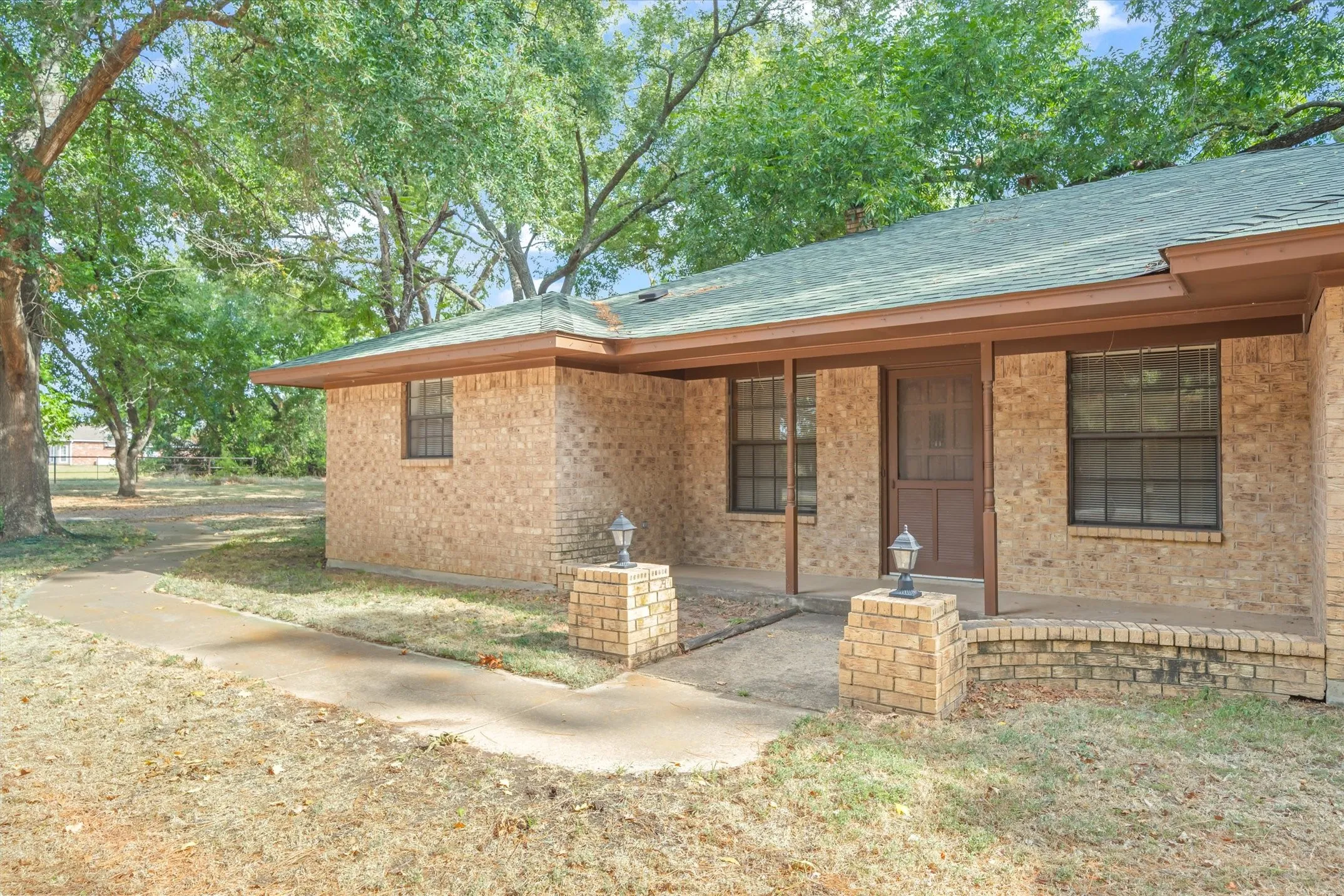 Single Family Residence For Sale in Hunt County , 10861 County Road 2326, Terrell, Texas 75160, 3 Bedroom, 2 Bathroom, 3 Garage spaces, 1,835 Sqft, built in 1979, mls#21393574, Real Estate Agent in Terrell, Homes For Sale in Hunt county, Homes For Sale in Terrell, Realtor in Terrell Texas, Real Estate Brokerage Independent Realty Texas, Luminita Cordes Realtor