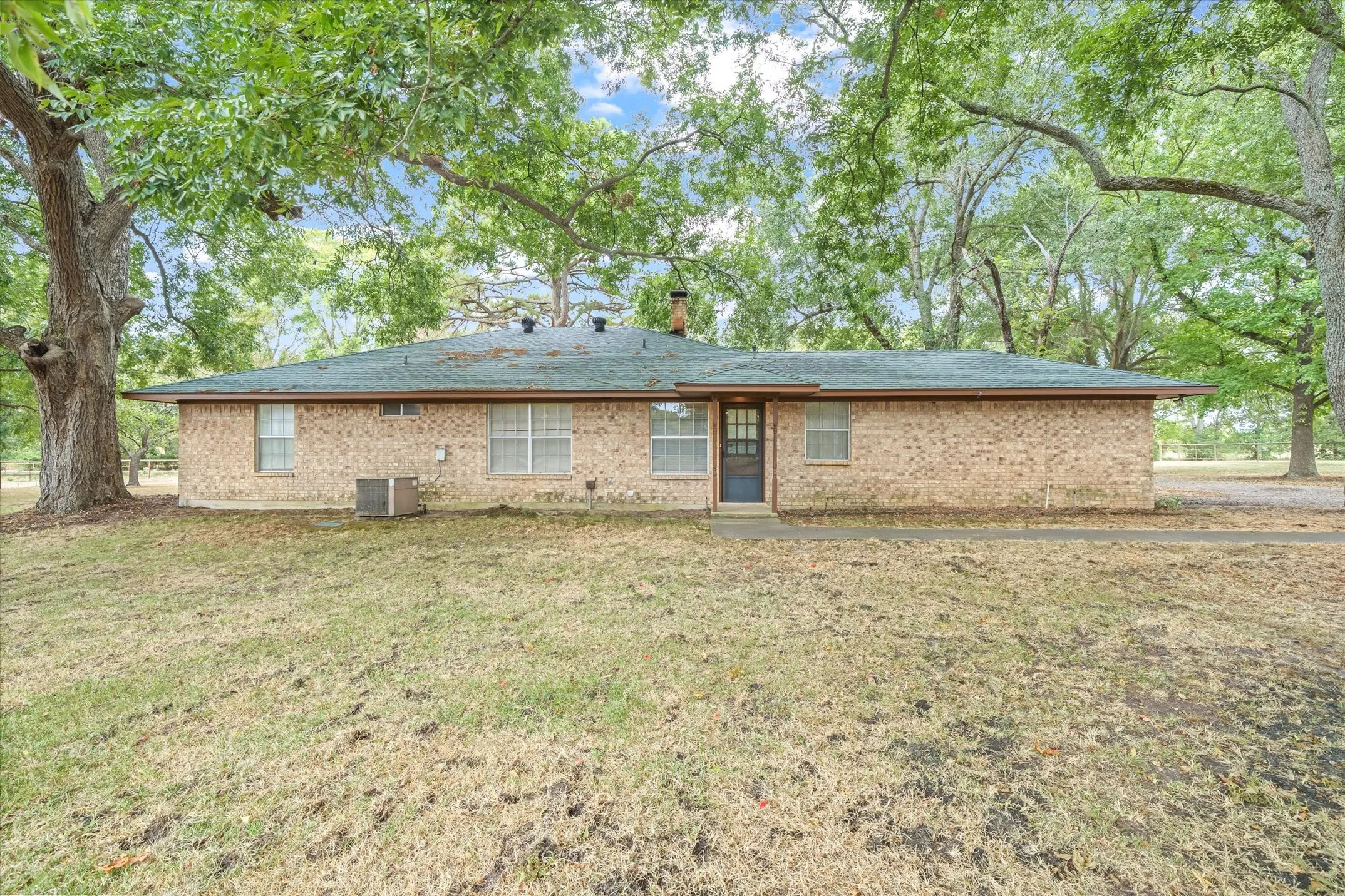 Single Family Residence For Sale in Hunt County , 10861 County Road 2326, Terrell, Texas 75160, 3 Bedroom, 2 Bathroom, 3 Garage spaces, 1,835 Sqft, built in 1979, mls#21393574, Real Estate Agent in Terrell, Homes For Sale in Hunt county, Homes For Sale in Terrell, Realtor in Terrell Texas, Real Estate Brokerage Independent Realty Texas, Luminita Cordes Realtor