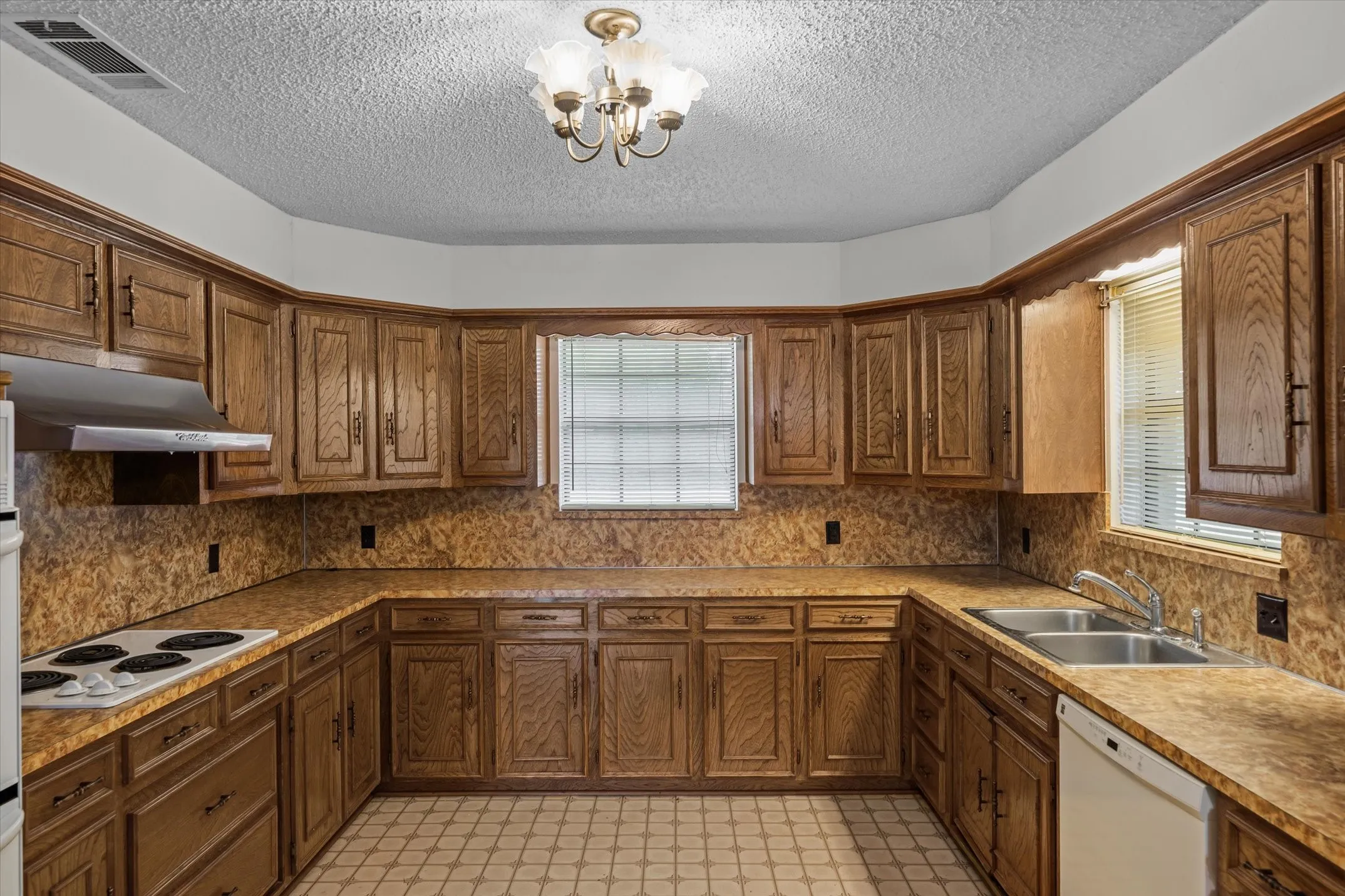 Single Family Residence For Sale in Hunt County , 10861 County Road 2326, Terrell, Texas 75160, 3 Bedroom, 2 Bathroom, 3 Garage spaces, 1,835 Sqft, built in 1979, mls#21393574, Real Estate Agent in Terrell, Homes For Sale in Hunt county, Homes For Sale in Terrell, Realtor in Terrell Texas, Real Estate Brokerage Independent Realty Texas, Luminita Cordes Realtor