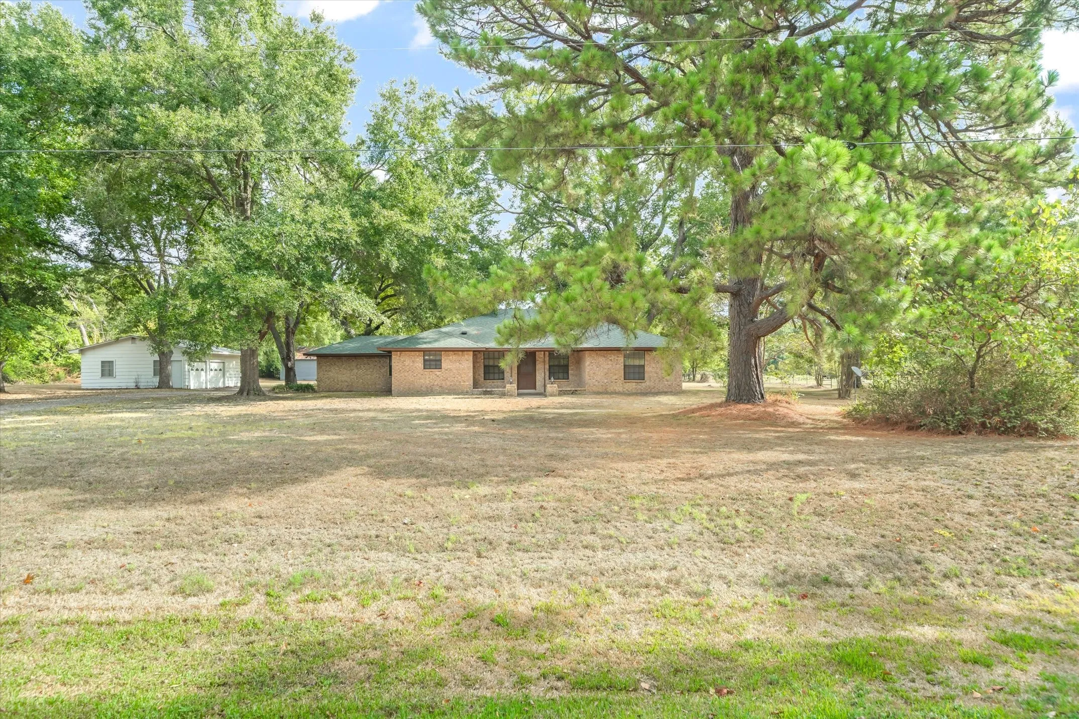 Single Family Residence For Sale in Hunt County , 10861 County Road 2326, Terrell, Texas 75160, 3 Bedroom, 2 Bathroom, 3 Garage spaces, 1,835 Sqft, built in 1979, mls#21393574, Real Estate Agent in Terrell, Homes For Sale in Hunt county, Homes For Sale in Terrell, Realtor in Terrell Texas, Real Estate Brokerage Independent Realty Texas, Luminita Cordes Realtor
