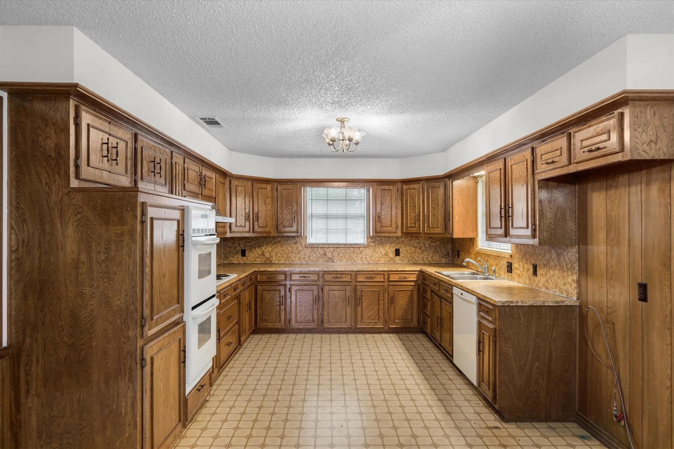 Single Family Residence For Sale in Hunt County , 10861 County Road 2326, Terrell, Texas 75160, 3 Bedroom, 2 Bathroom, 3 Garage spaces, 1,835 Sqft, built in 1979, mls#21393574, Real Estate Agent in Terrell, Homes For Sale in Hunt county, Homes For Sale in Terrell, Realtor in Terrell Texas, Real Estate Brokerage Independent Realty Texas, Luminita Cordes Realtor