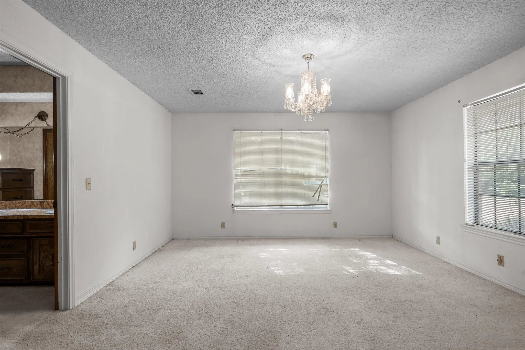 Single Family Residence For Sale in Hunt County , 10861 County Road 2326, Terrell, Texas 75160, 3 Bedroom, 2 Bathroom, 3 Garage spaces, 1,835 Sqft, built in 1979, mls#21393574, Real Estate Agent in Terrell, Homes For Sale in Hunt county, Homes For Sale in Terrell, Realtor in Terrell Texas, Real Estate Brokerage Independent Realty Texas, Luminita Cordes Realtor