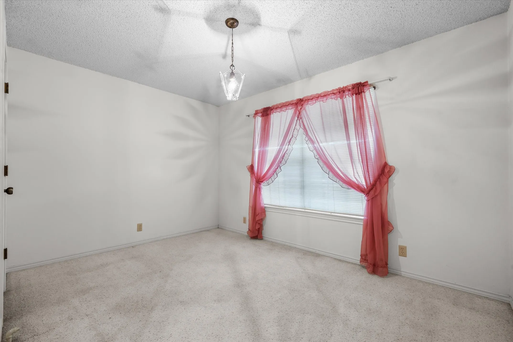 Single Family Residence For Sale in Hunt County , 10861 County Road 2326, Terrell, Texas 75160, 3 Bedroom, 2 Bathroom, 3 Garage spaces, 1,835 Sqft, built in 1979, mls#21393574, Real Estate Agent in Terrell, Homes For Sale in Hunt county, Homes For Sale in Terrell, Realtor in Terrell Texas, Real Estate Brokerage Independent Realty Texas, Luminita Cordes Realtor