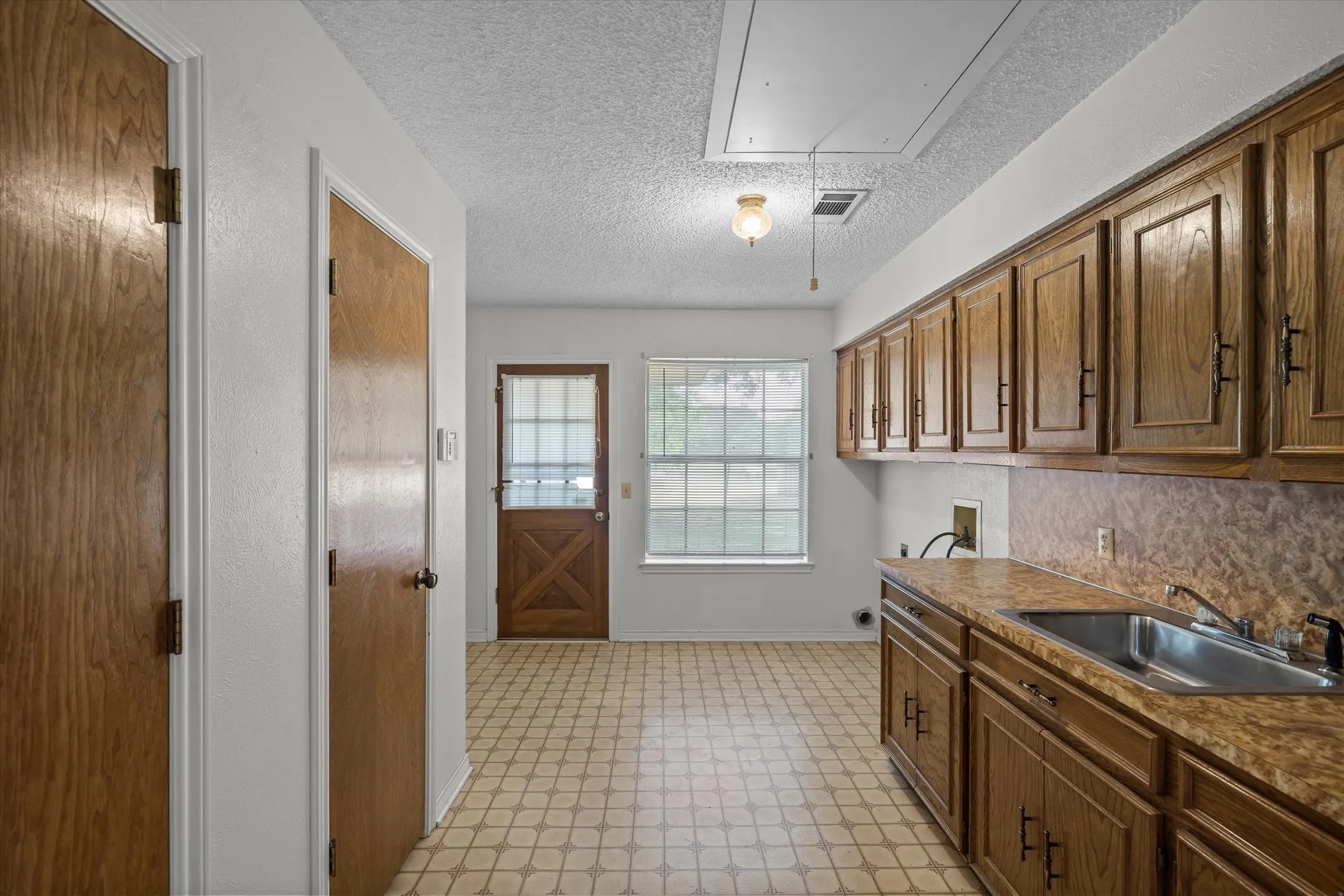 Single Family Residence For Sale in Hunt County , 10861 County Road 2326, Terrell, Texas 75160, 3 Bedroom, 2 Bathroom, 3 Garage spaces, 1,835 Sqft, built in 1979, mls#21393574, Real Estate Agent in Terrell, Homes For Sale in Hunt county, Homes For Sale in Terrell, Realtor in Terrell Texas, Real Estate Brokerage Independent Realty Texas, Luminita Cordes Realtor