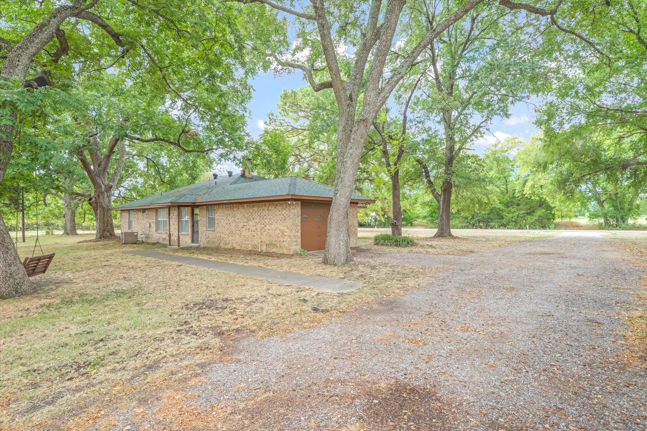Single Family Residence For Sale in Hunt County , 10861 County Road 2326, Terrell, Texas 75160, 3 Bedroom, 2 Bathroom, 3 Garage spaces, 1,835 Sqft, built in 1979, mls#21393574, Real Estate Agent in Terrell, Homes For Sale in Hunt county, Homes For Sale in Terrell, Realtor in Terrell Texas, Real Estate Brokerage Independent Realty Texas, Luminita Cordes Realtor