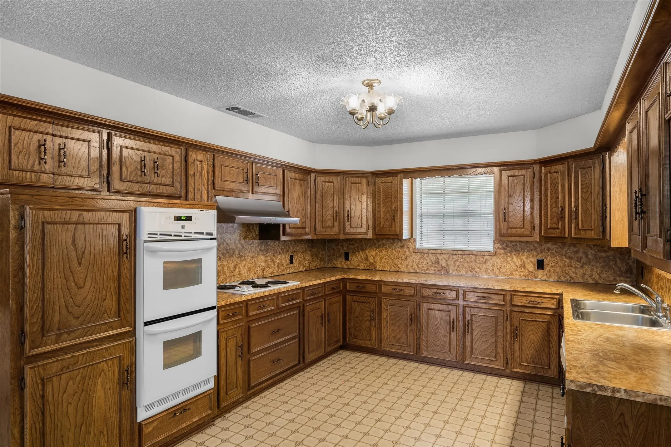 Single Family Residence For Sale in Hunt County , 10861 County Road 2326, Terrell, Texas 75160, 3 Bedroom, 2 Bathroom, 3 Garage spaces, 1,835 Sqft, built in 1979, mls#21393574, Real Estate Agent in Terrell, Homes For Sale in Hunt county, Homes For Sale in Terrell, Realtor in Terrell Texas, Real Estate Brokerage Independent Realty Texas, Luminita Cordes Realtor